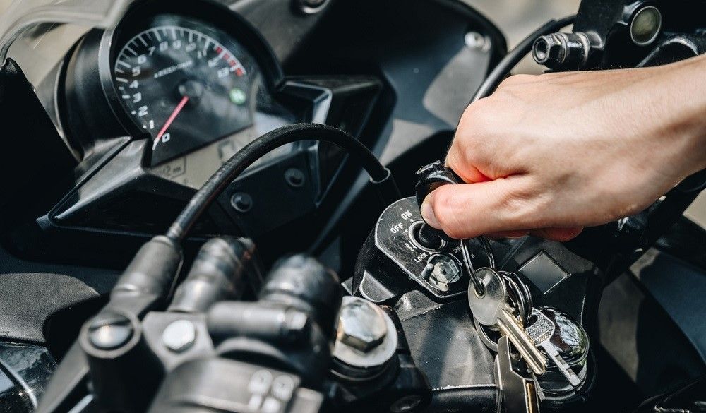 Un problema habitual es que al arrancar, la moto se revoluciona. Fuente: iStock/Boyloso