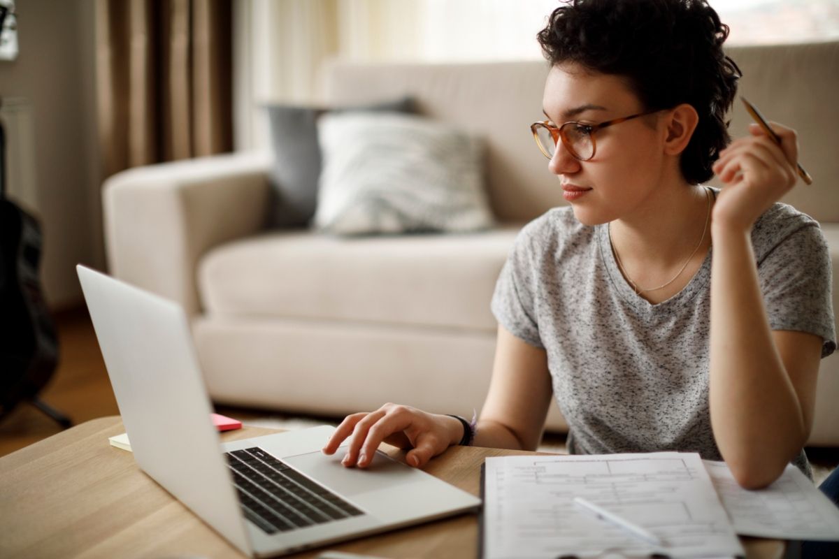Joven haciendo un test para preparar el examen de moto. Fuente: iStock / damircudic