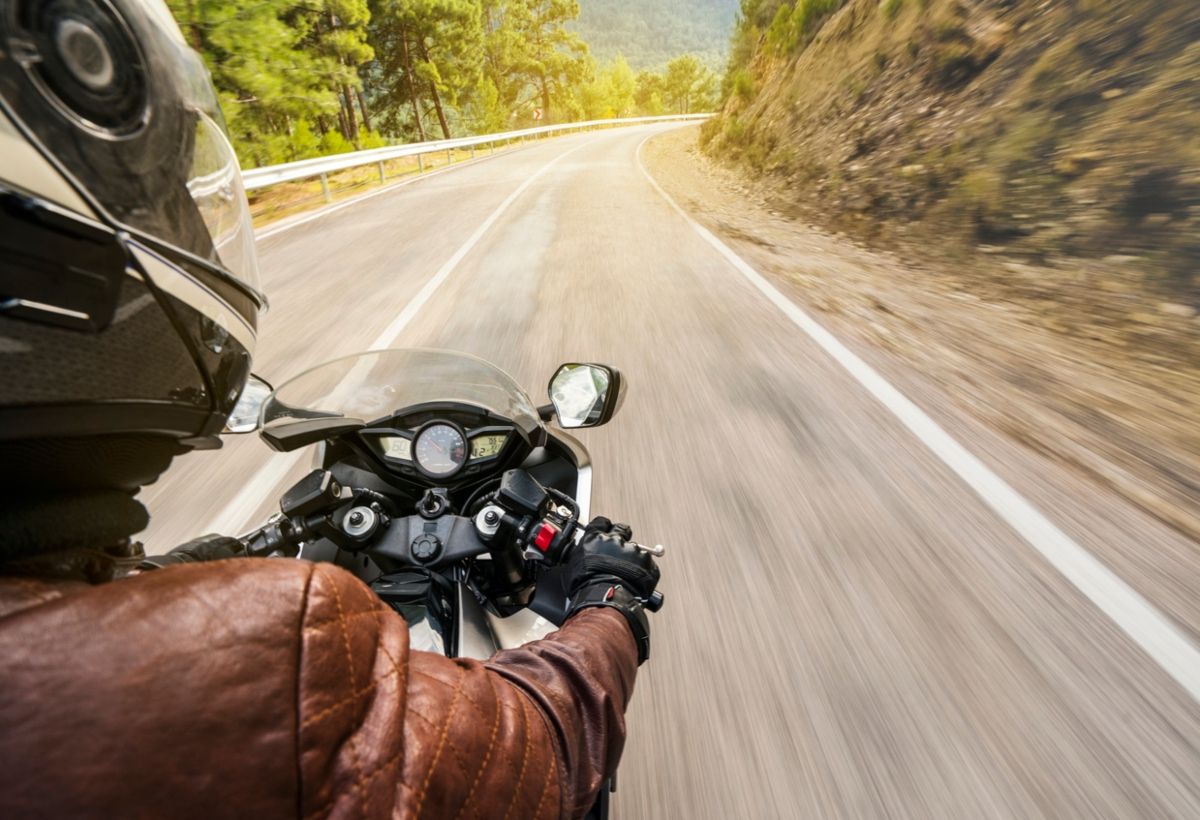 Una moto acelera, gracias a la caja de cambios. Fuente: iStock / ozgurdonmaz