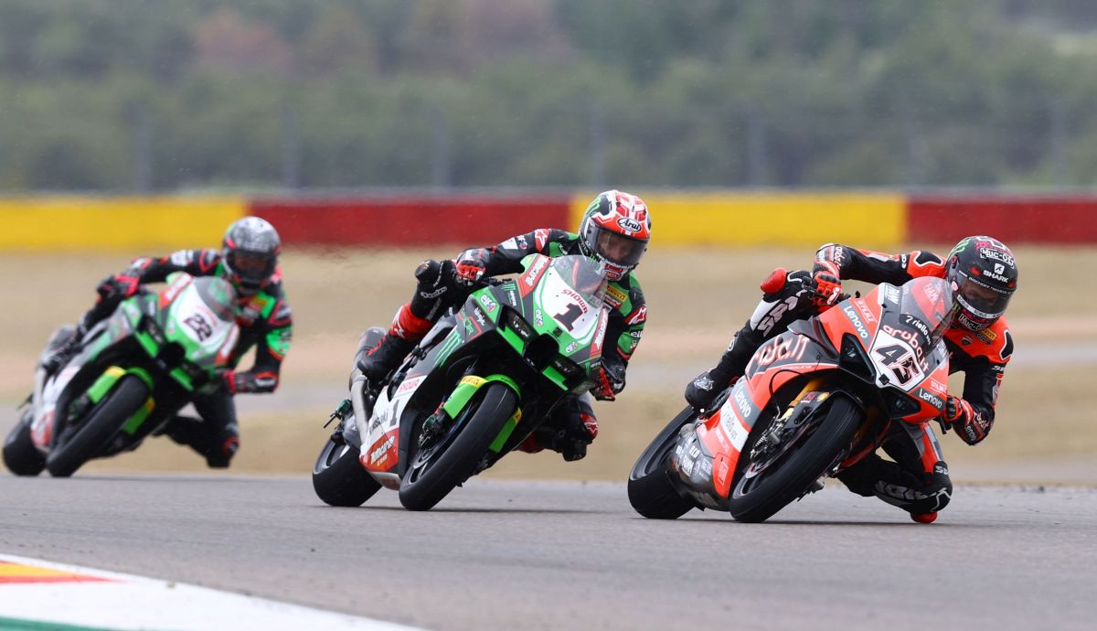 Scott Redding, Jonathan Rea y Alex Lowes han acabado en el podio Scott Redding, Jonathan Rea y Alex Lowes han acabado en el podio