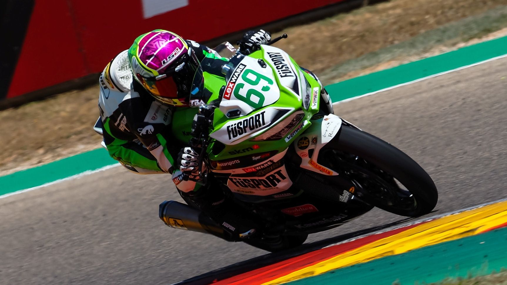 Tom Booth Amos se ha hecho con la victoria en la segunda carrera