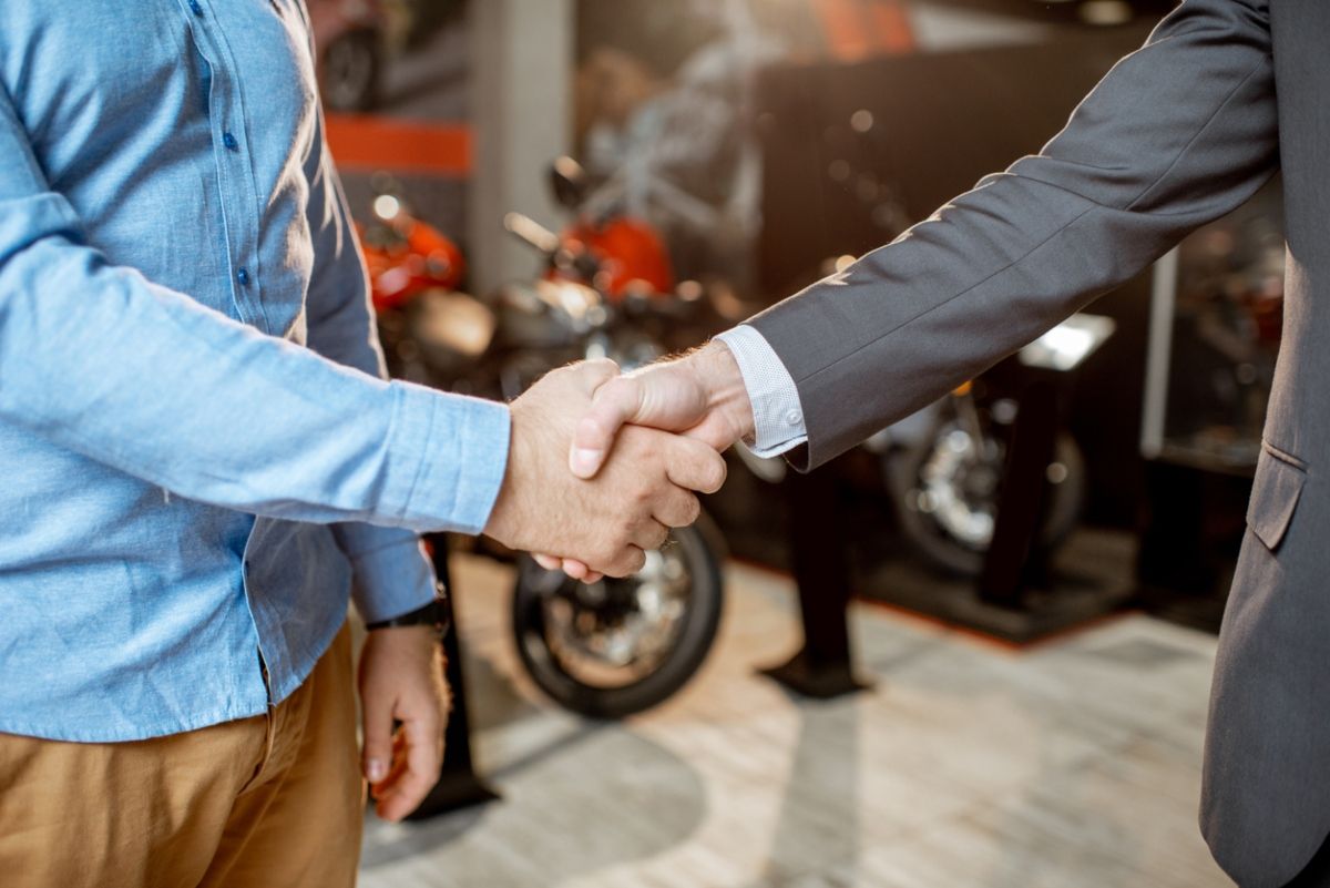 Acuerdo para hacer la transferencia de una moto. Fuente: iStock / RossHelen