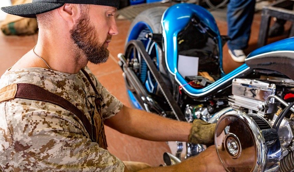 Un hombre tunea una moto. Fuente: iStock/Georgiy Datsenko Un hombre tunea una moto. Fuente: iStock/Georgiy Datsenko