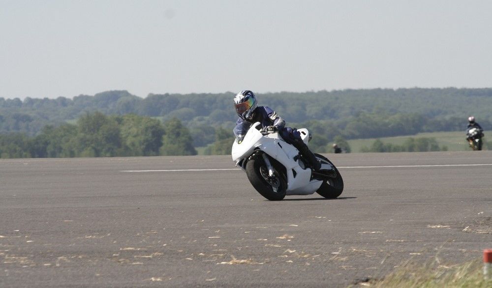 Motorista rodando en un circuito. Fuente: iStock/photomandan