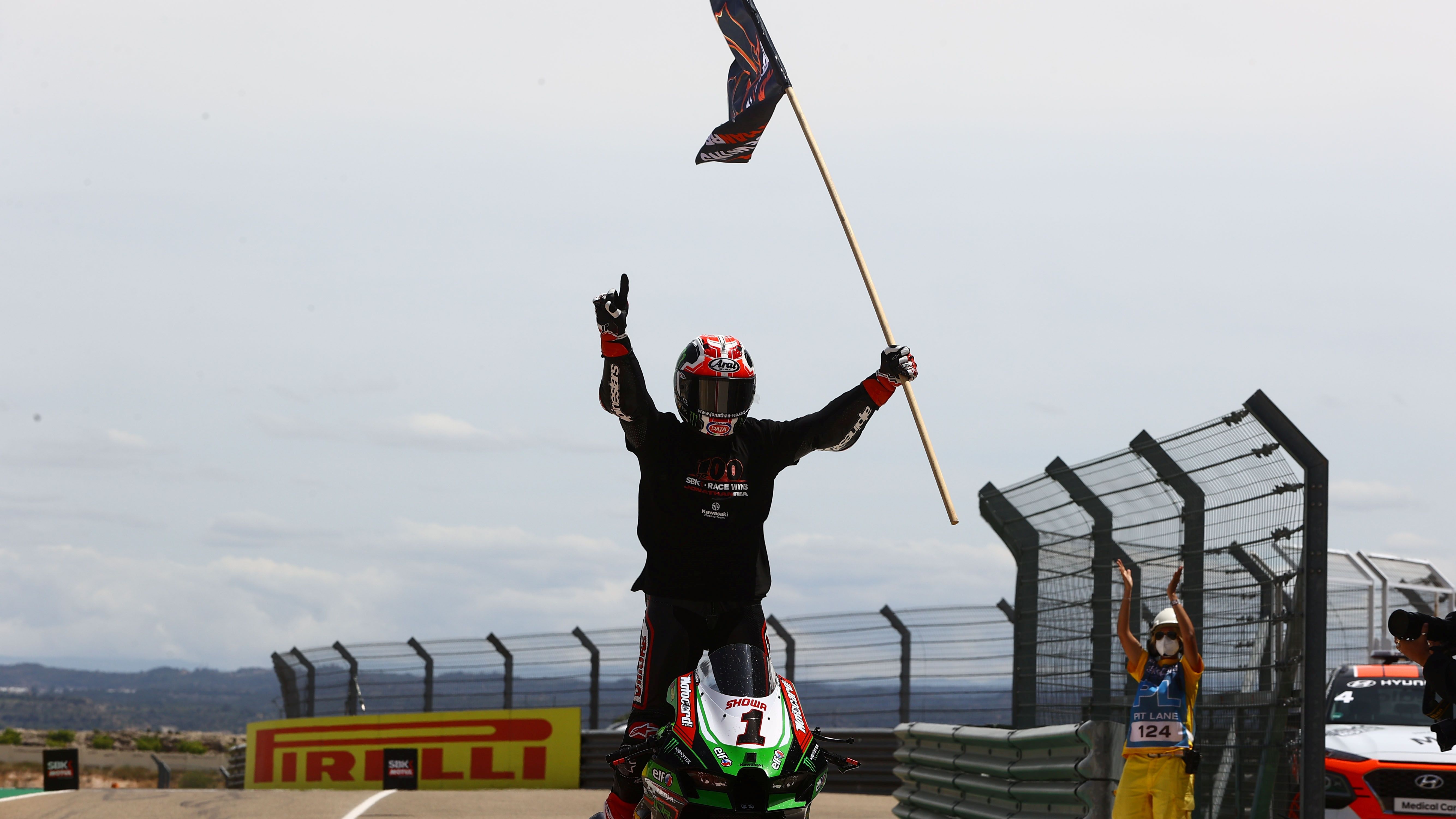 Jonathan Rea festeja en Aragón su victoria número 100 en el Mundial de Superbike