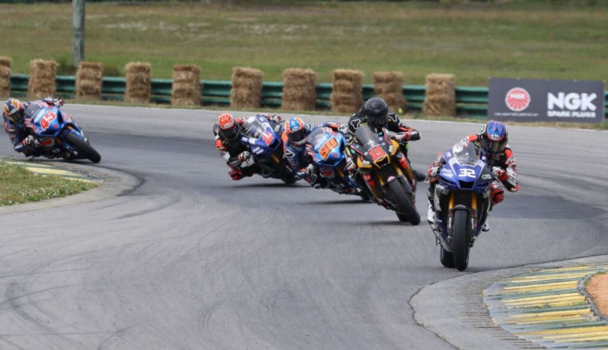 Jake Gagne perseguido por Mathew Schotlz, Bobby Fong, Josh Herrin y Cameron Petersen Jake Gagne perseguido por Mathew Schotlz, Bobby Fong, Josh Herrin y Cameron Petersen