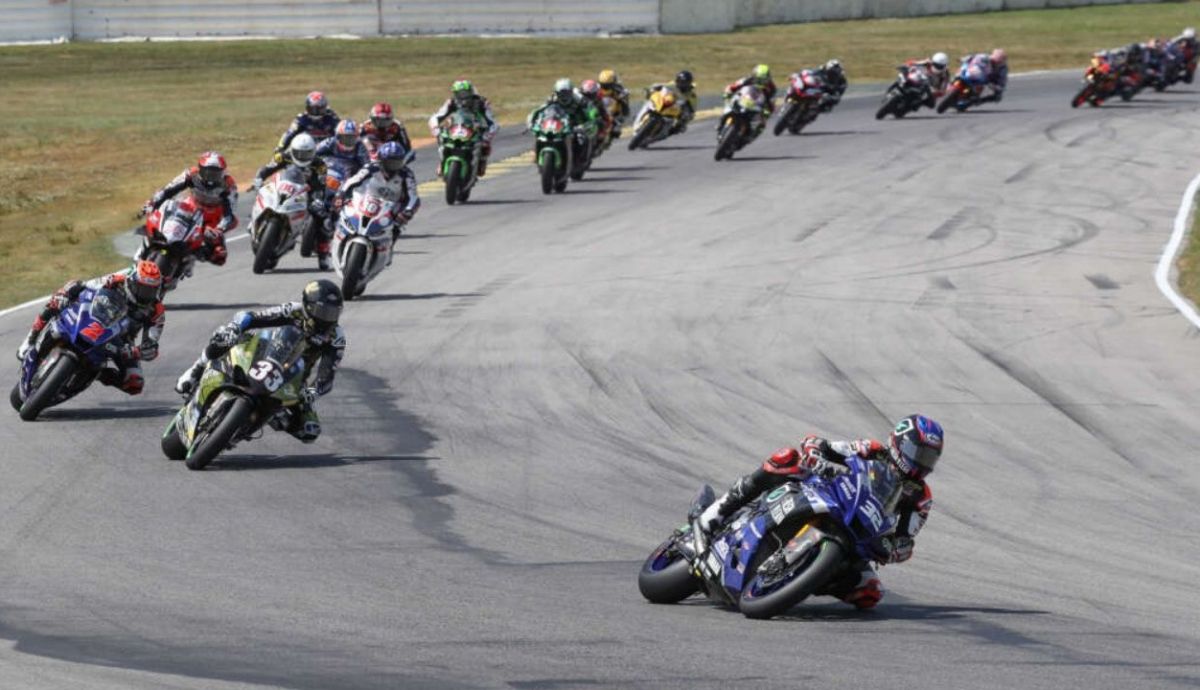 Jake Gagne se escapa en la salida delante de Kyle Wyman y Josh Herrin Jake Gagne se escapa en la salida delante de Kyle Wyman y Josh Herrin