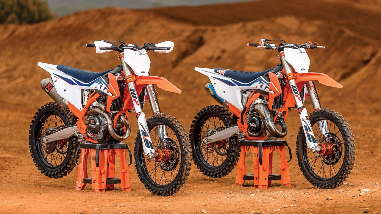 KTM 450 SXF y 125 SX 2022 (con componentes PowerParts)