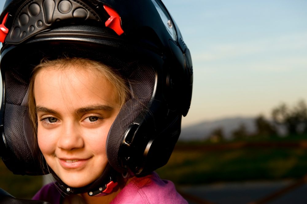 Niña con casco de moto adecuado a su talla. Fuente: iStock / cappels Niña con casco de moto adecuado a su talla. Fuente: iStock / cappels