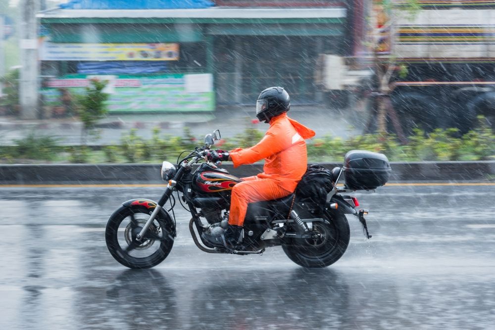 Conducir con lluvia, un elemento atmosférico que va dañando el asiento. Fuente: iStock/ Bubbers13