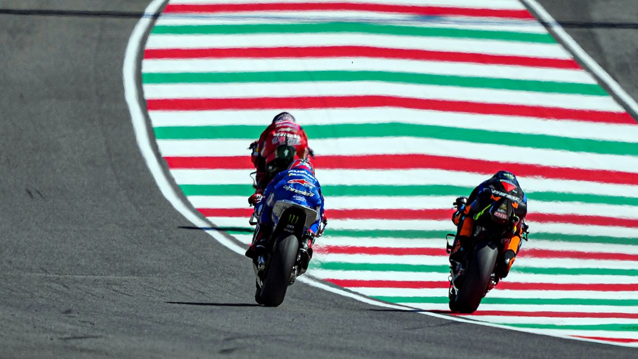 Álex Rins, en plena 'rettilineo' de Mugello pasando a Luca Marini.
