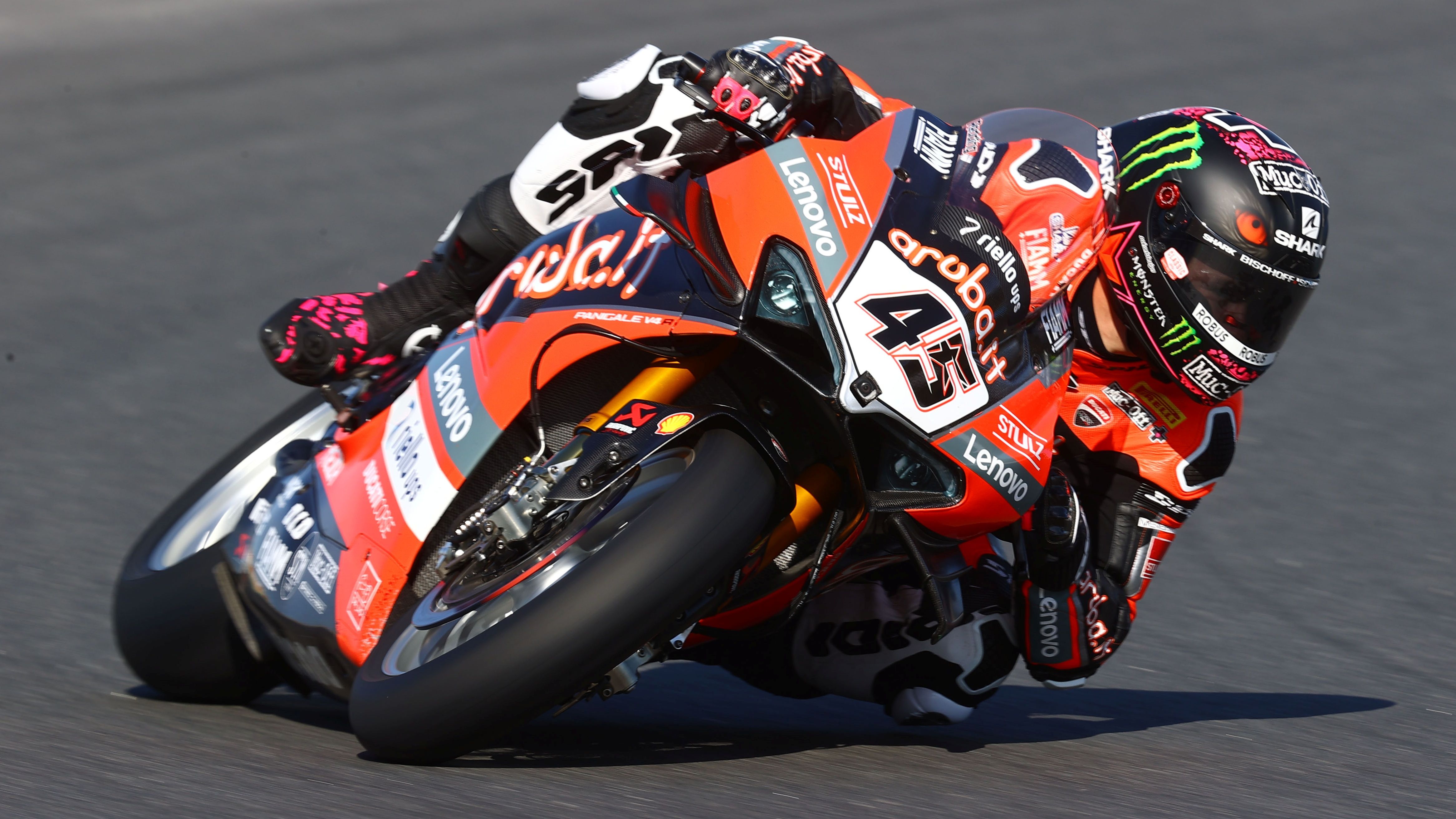Scott Redding se ha hecho con la victoria en la primera carrera de Estoril