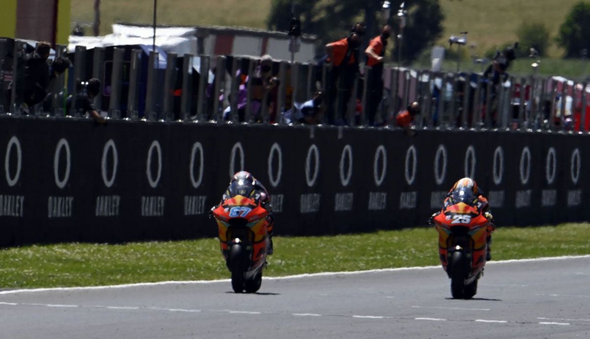 Remy Gardner le roba la cartera a Raúl Fernández en la última vuelta Remy Gardner le roba la cartera a Raúl Fernández en la última vuelta