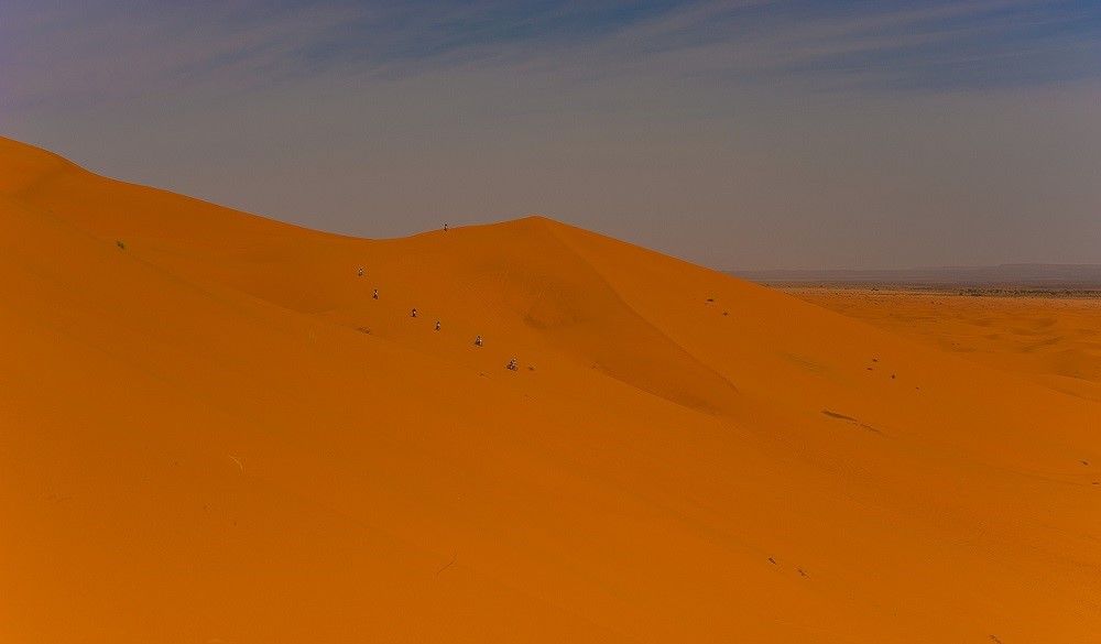 Motos conduciendo por dunas de Erg Chebbi. Fuente: iStock/Szymon Barylski Motos conduciendo por dunas de Erg Chebbi. Fuente: iStock/Szymon Barylski