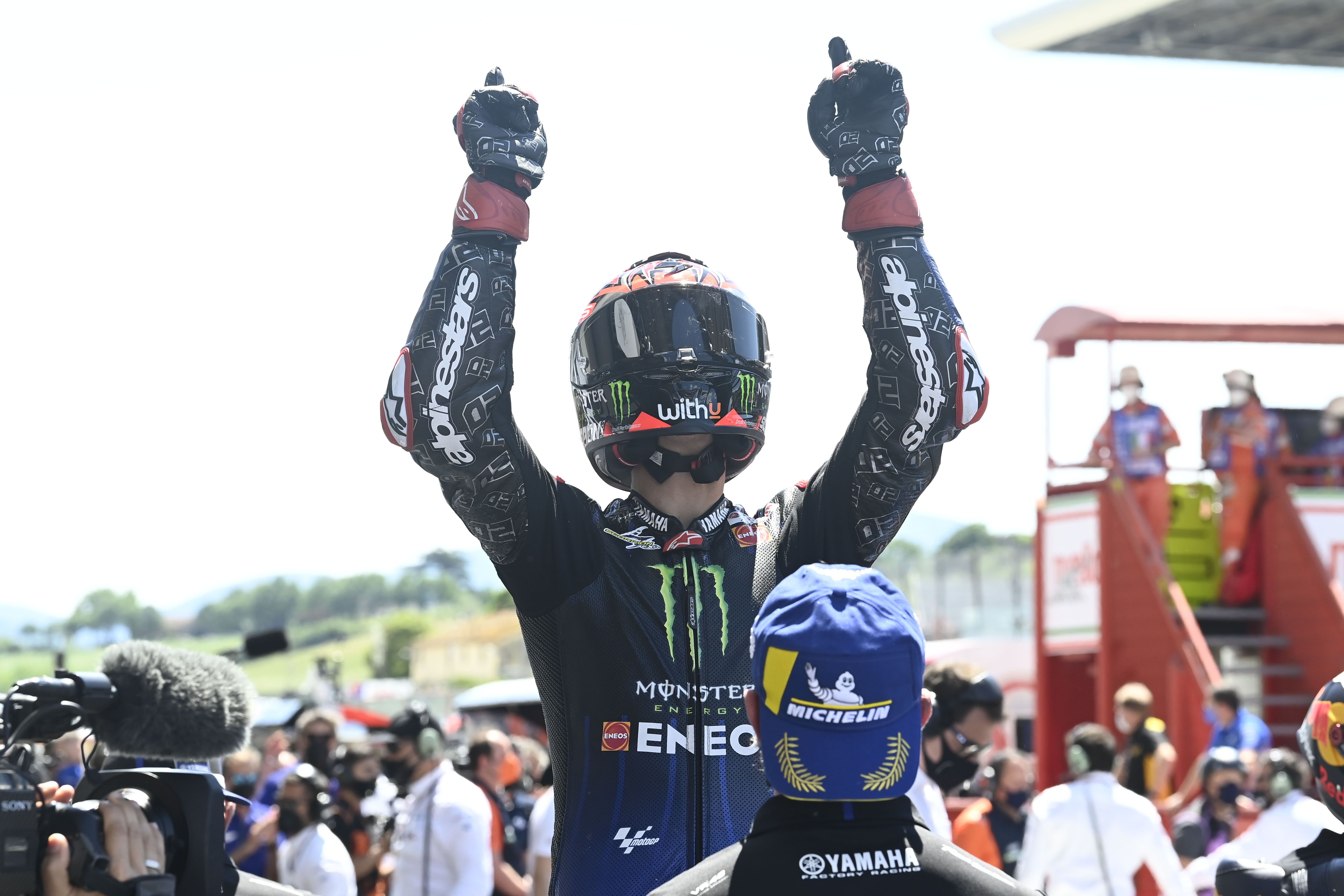 Fabio Quartararo alza los brazos dedicando la victoria a Jason Dupasquier