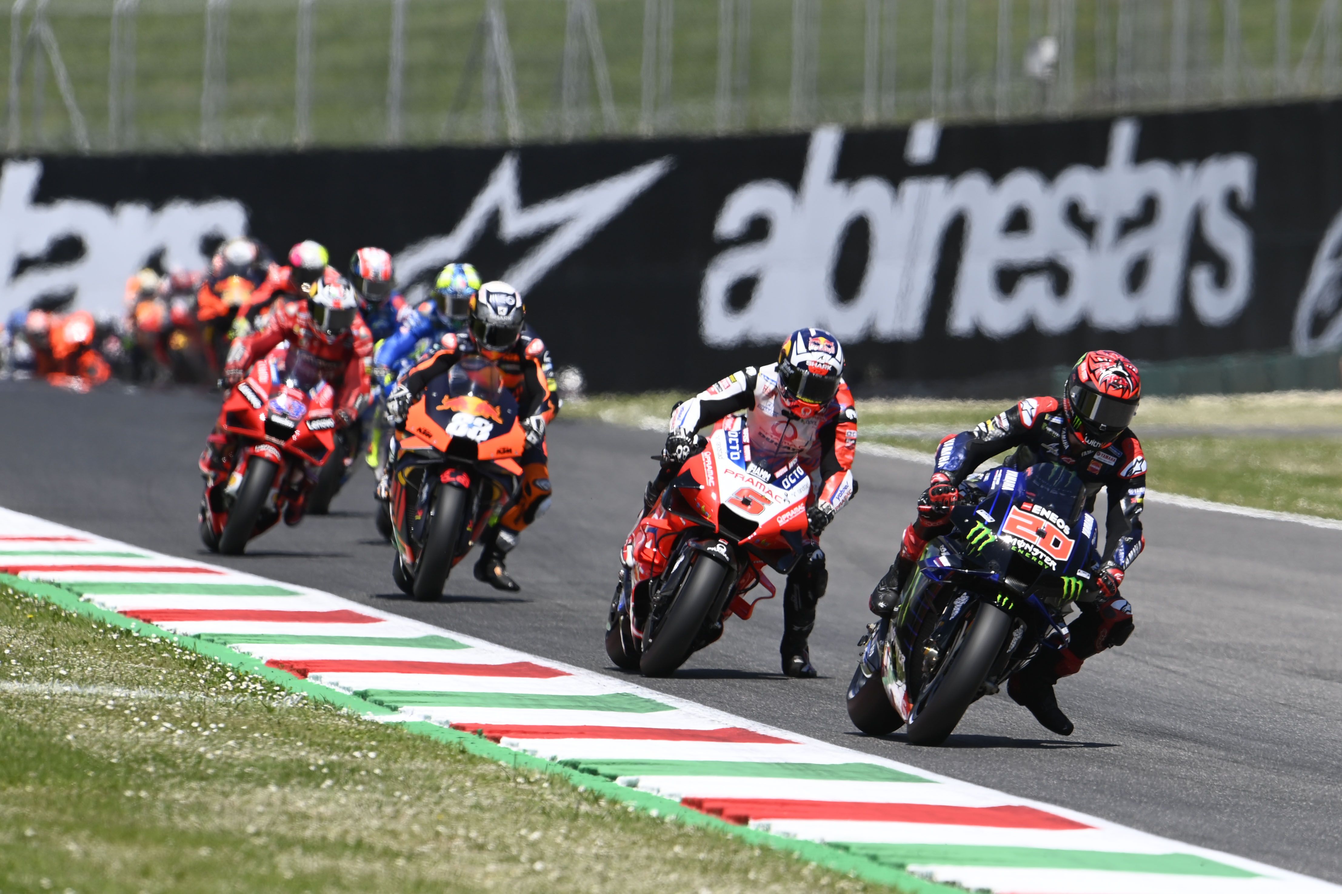 Fabio Quartararo comanda ante Johann Zarco y Miguel Oliveira