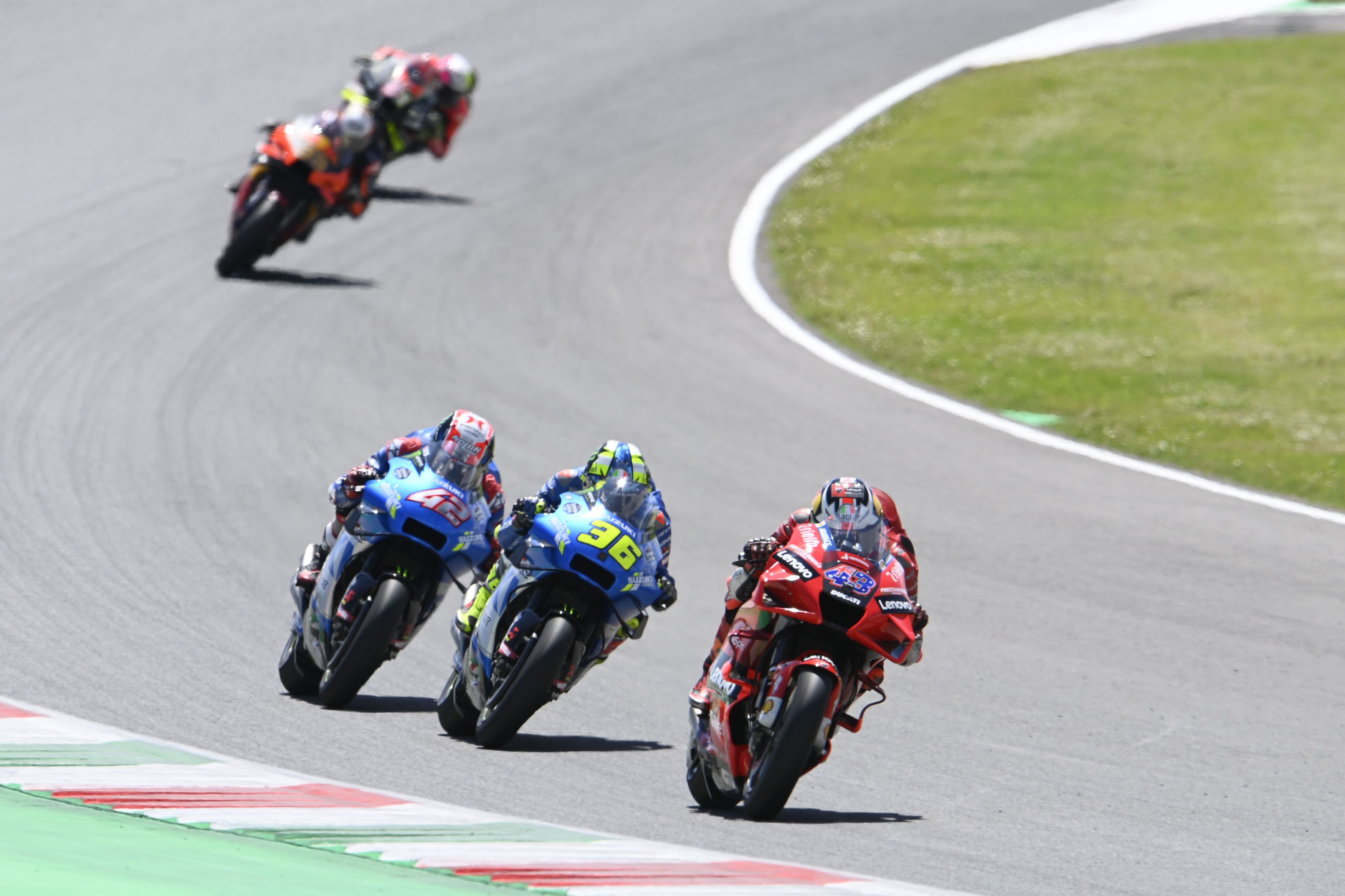 Jack Miller trata de contener a las Suzuki de Joan Mir y Álex Rins