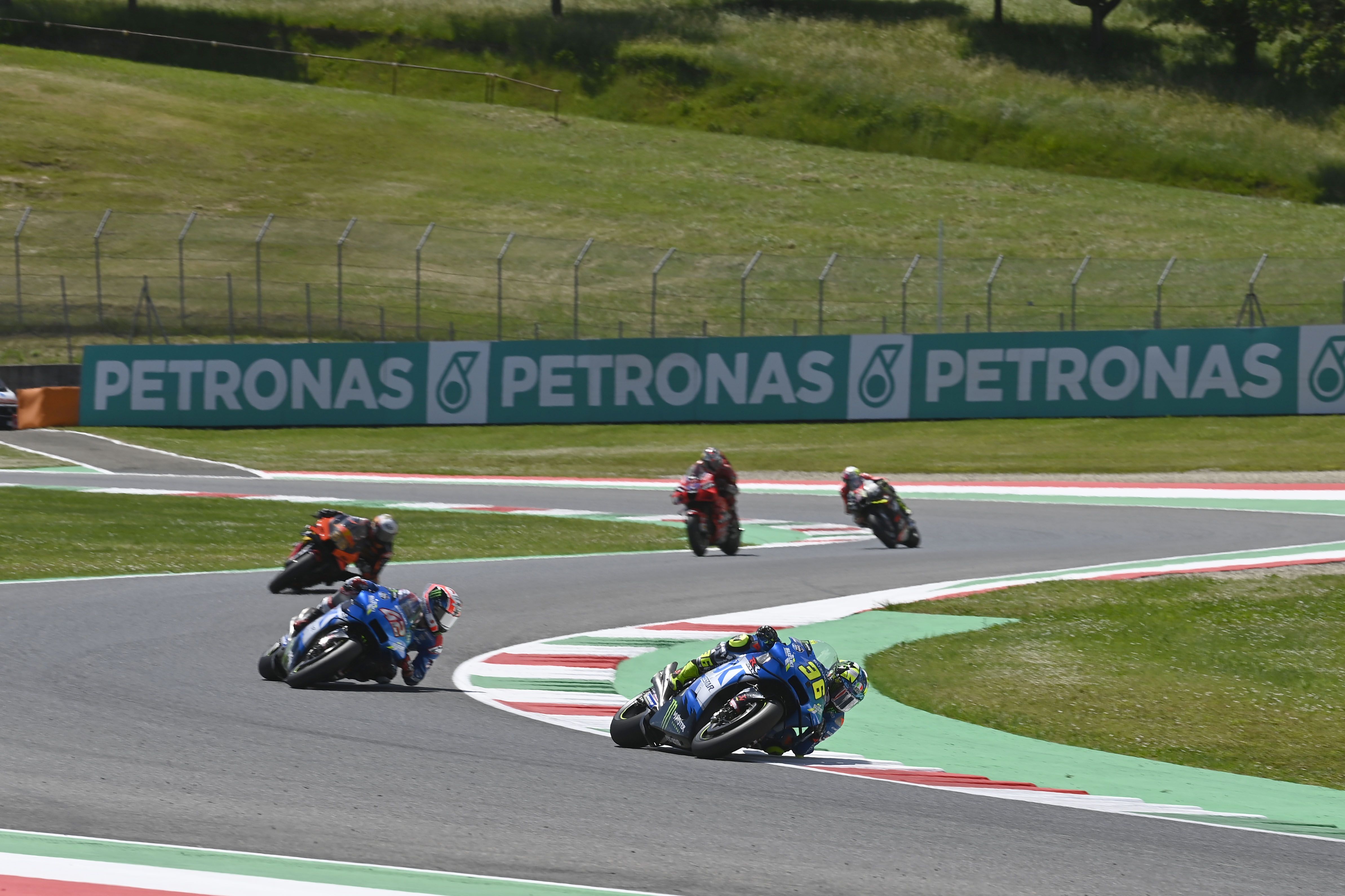 Joan Mir seguido por Álex Rins y Brad Binder