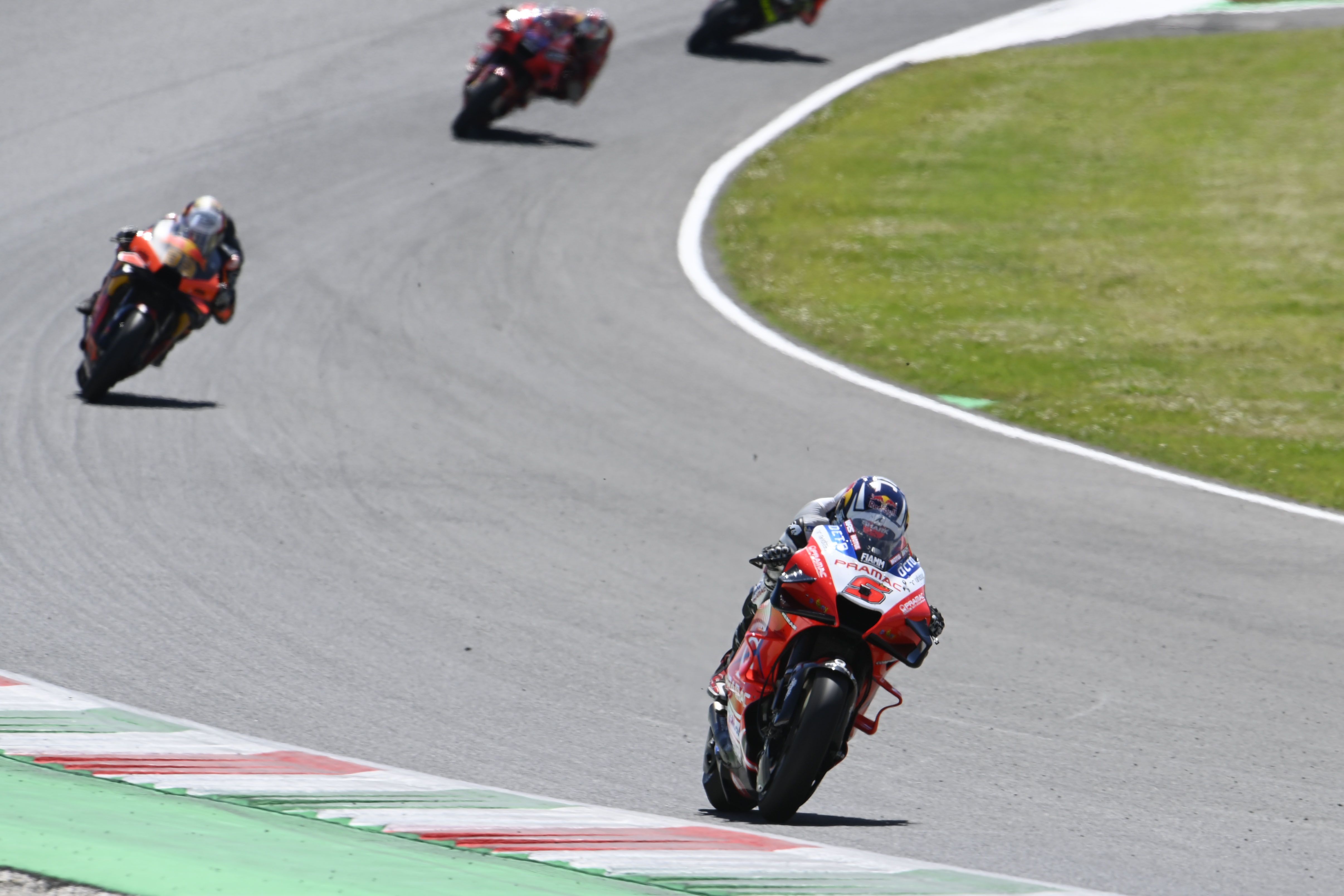 Johann Zarco seguido en la distancia por Miguel Oliveira