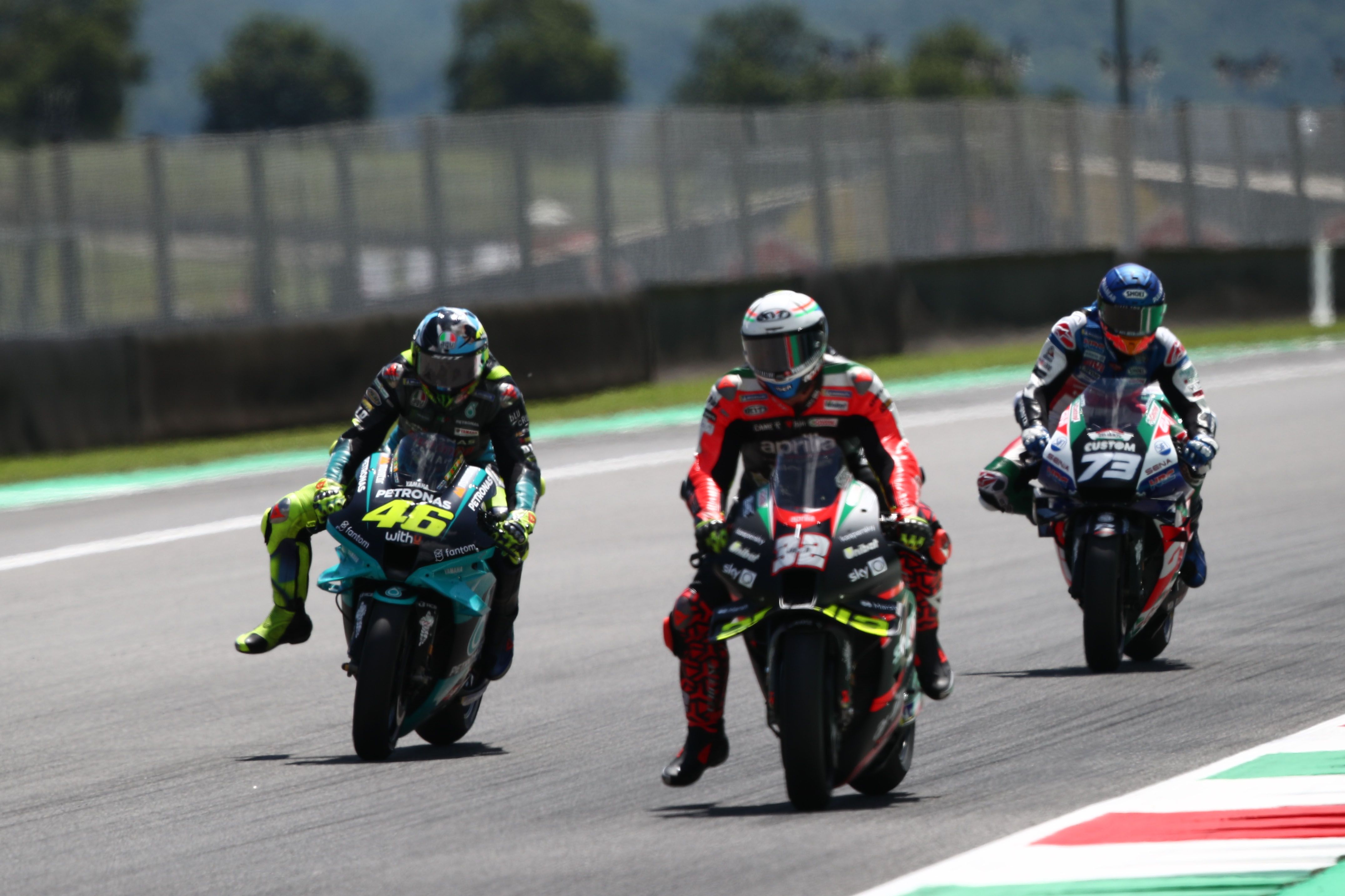 Lorenzo Savadori, Valentino Rossi y Álex Márquez apuran la frenada