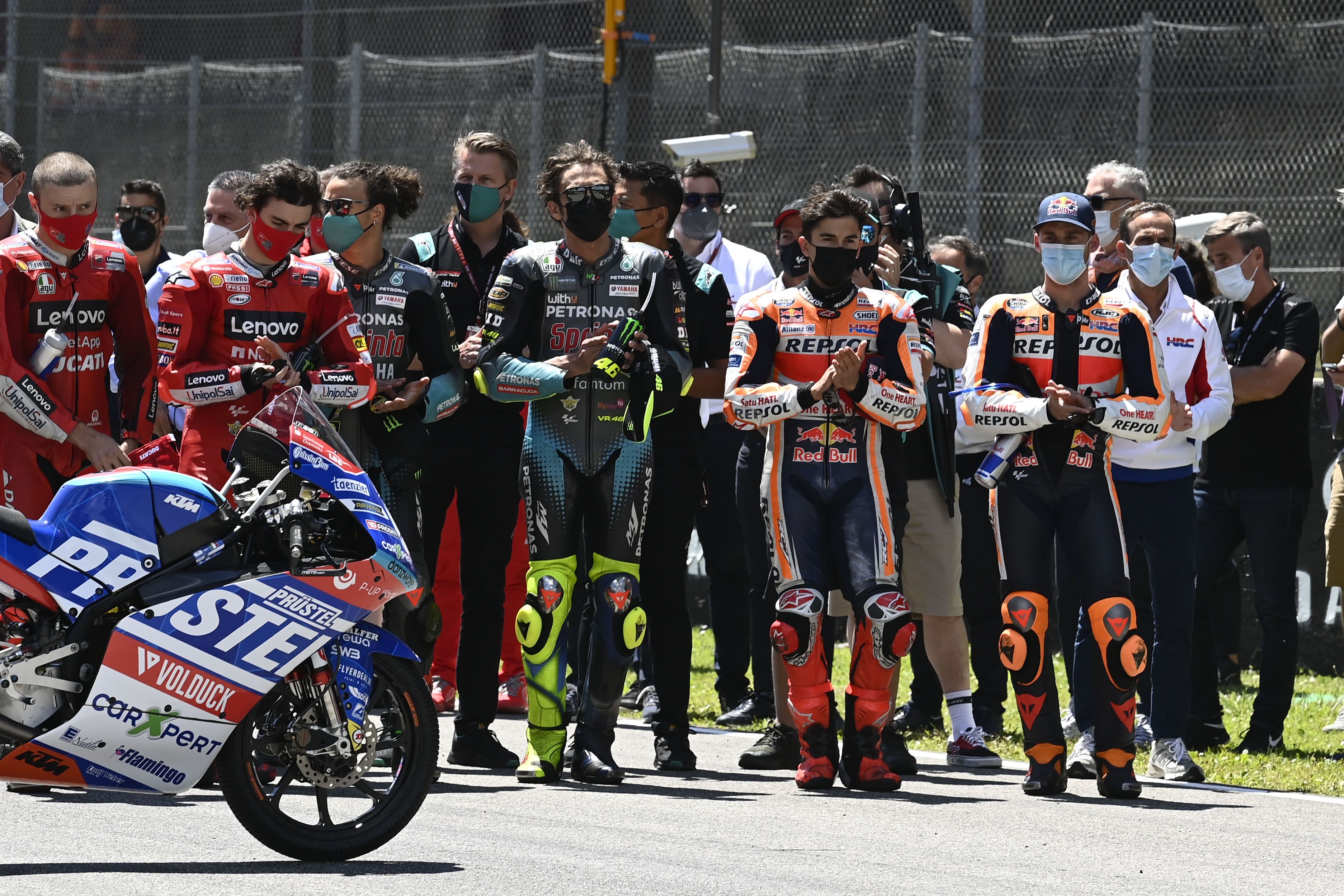 Los pilotos de MotoGP en el minuto de silencio por Jason Dupasquier