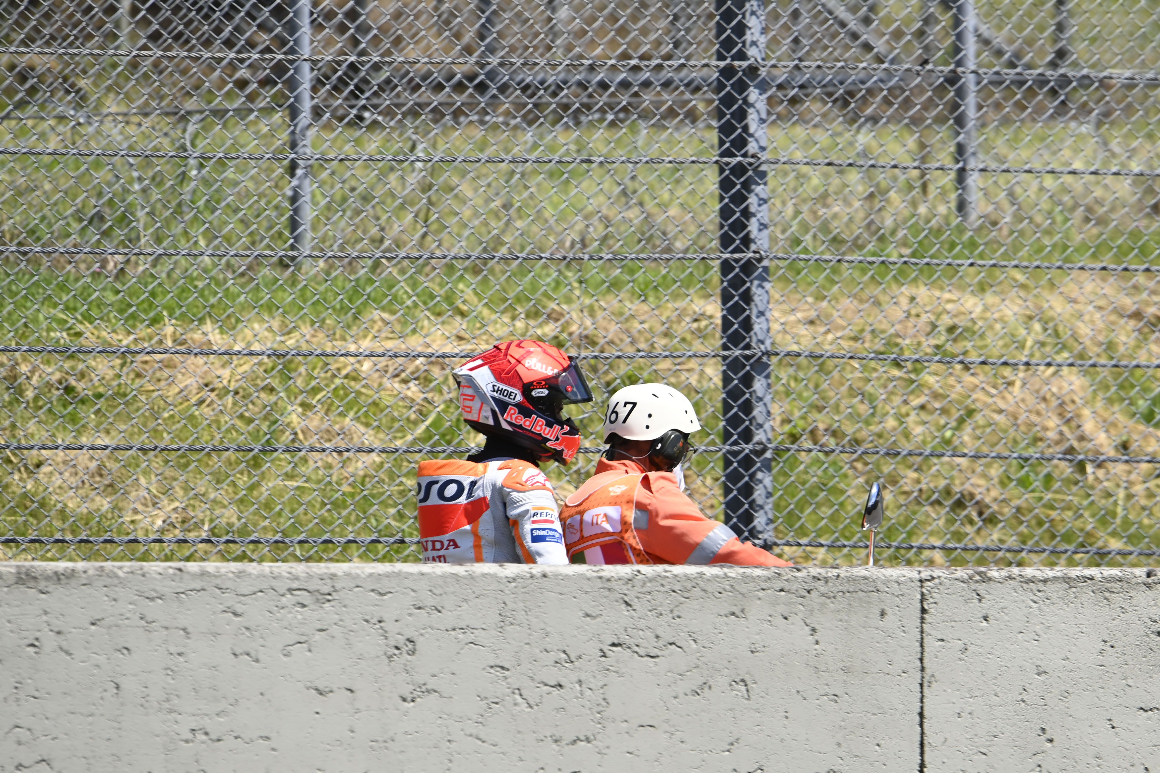 Marc Márquez se va por el vial tras su temprana caída en Mugello