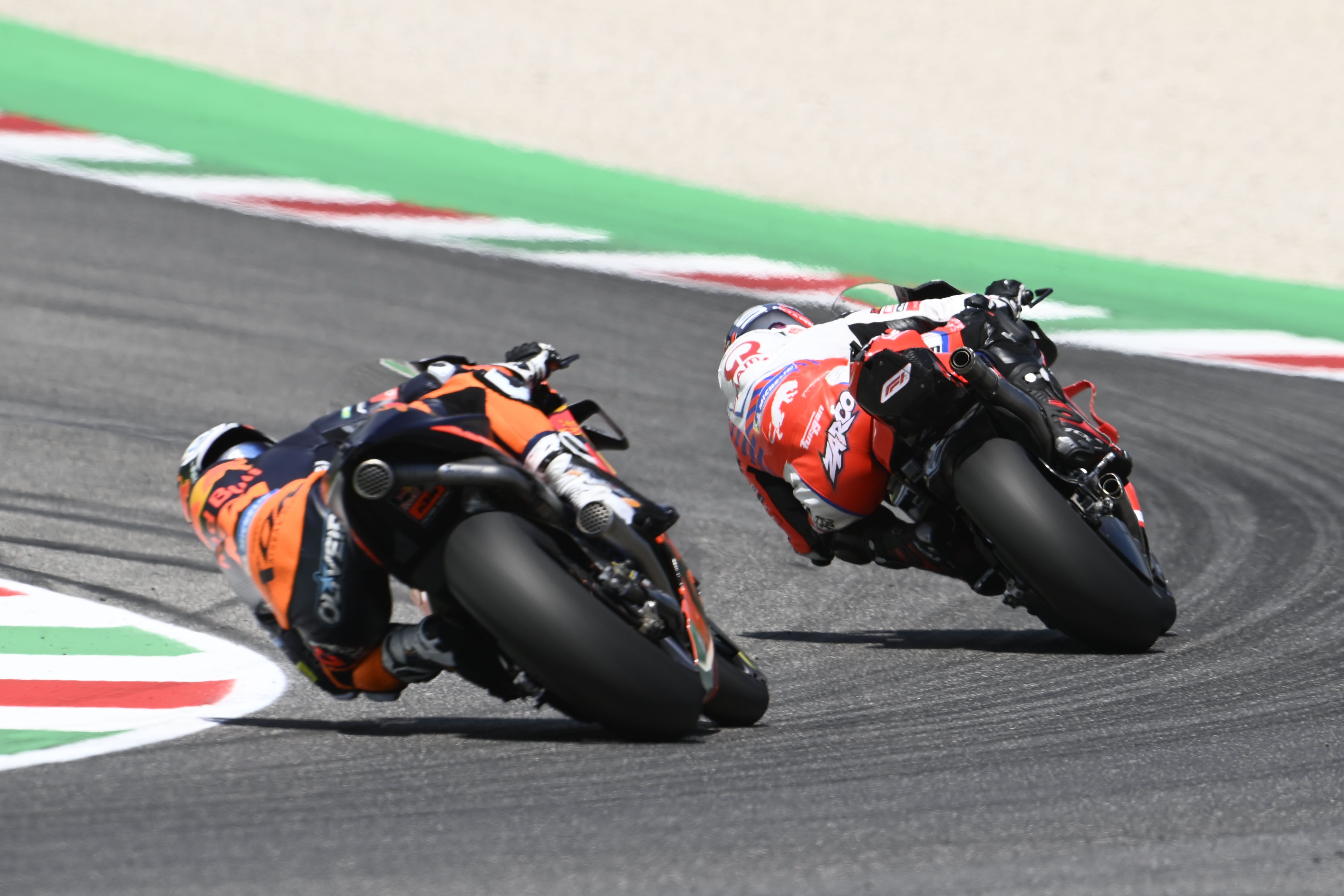 Miguel Oliveira persigue a Johann Zarco