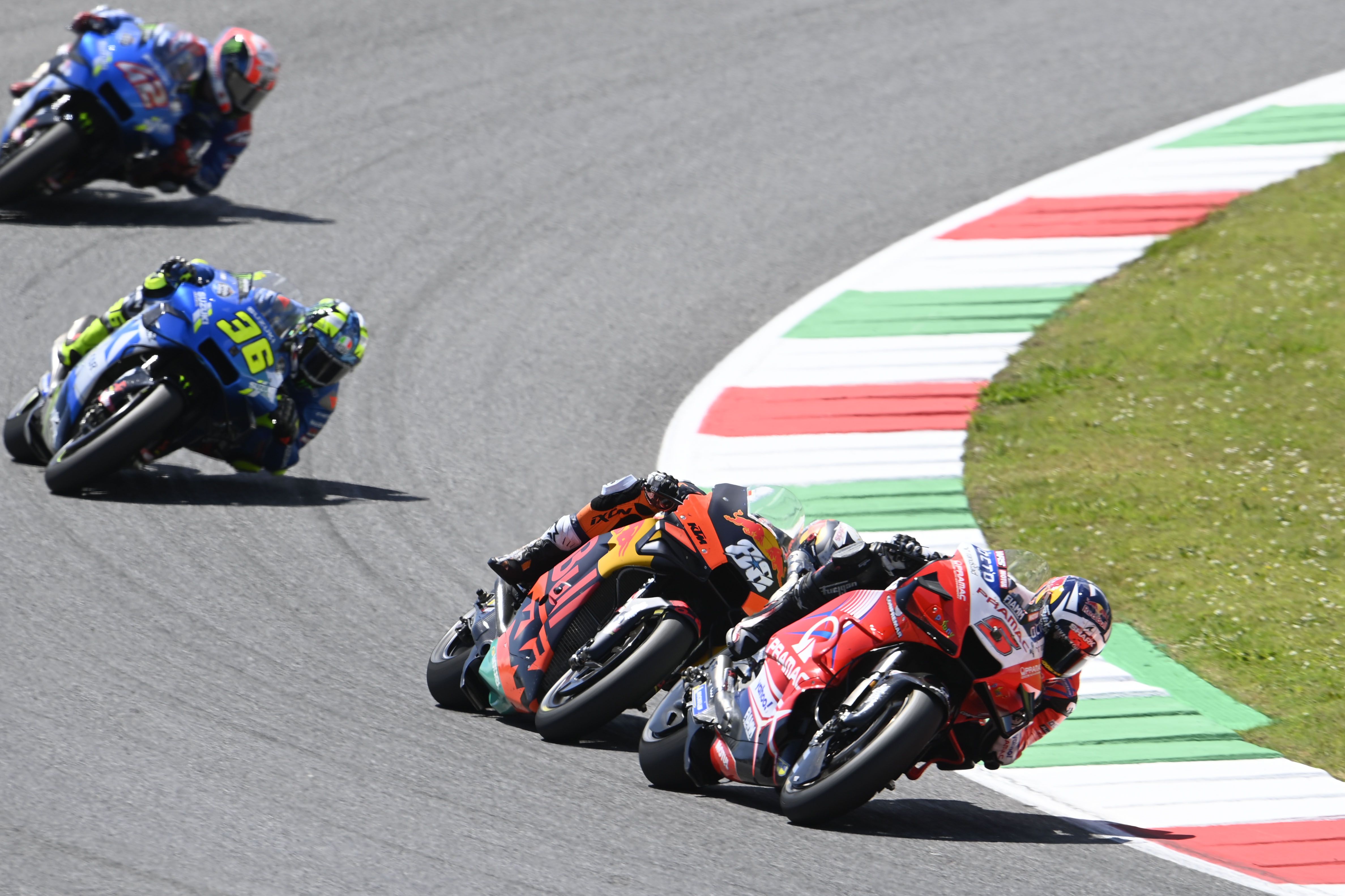 Miguel Oliveira se pega a Johann Zarco en presencia de Joan Mir