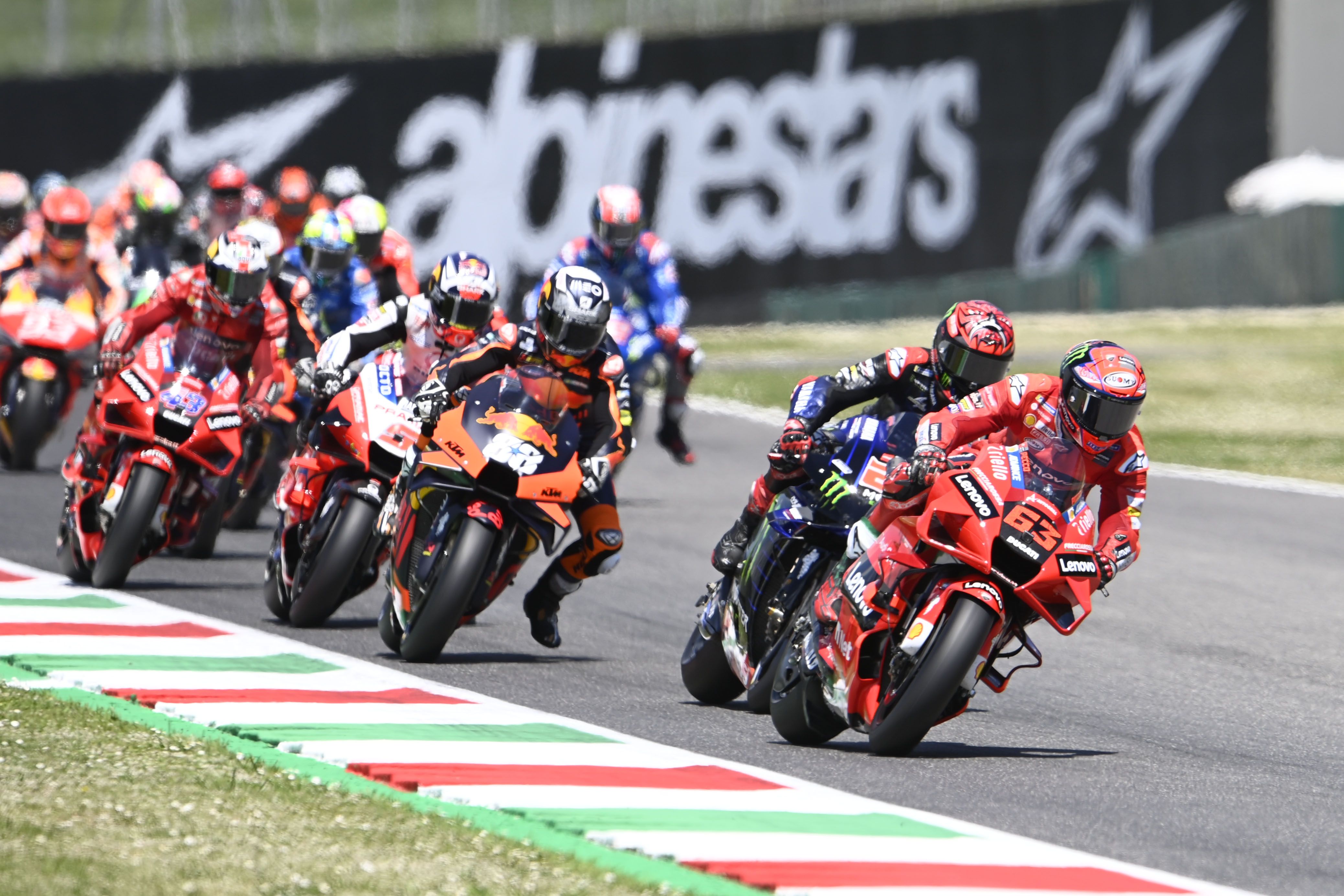 Pecco Bagnaia comanda al inicio ante Fabio Quartararo y Miguel Oliveira