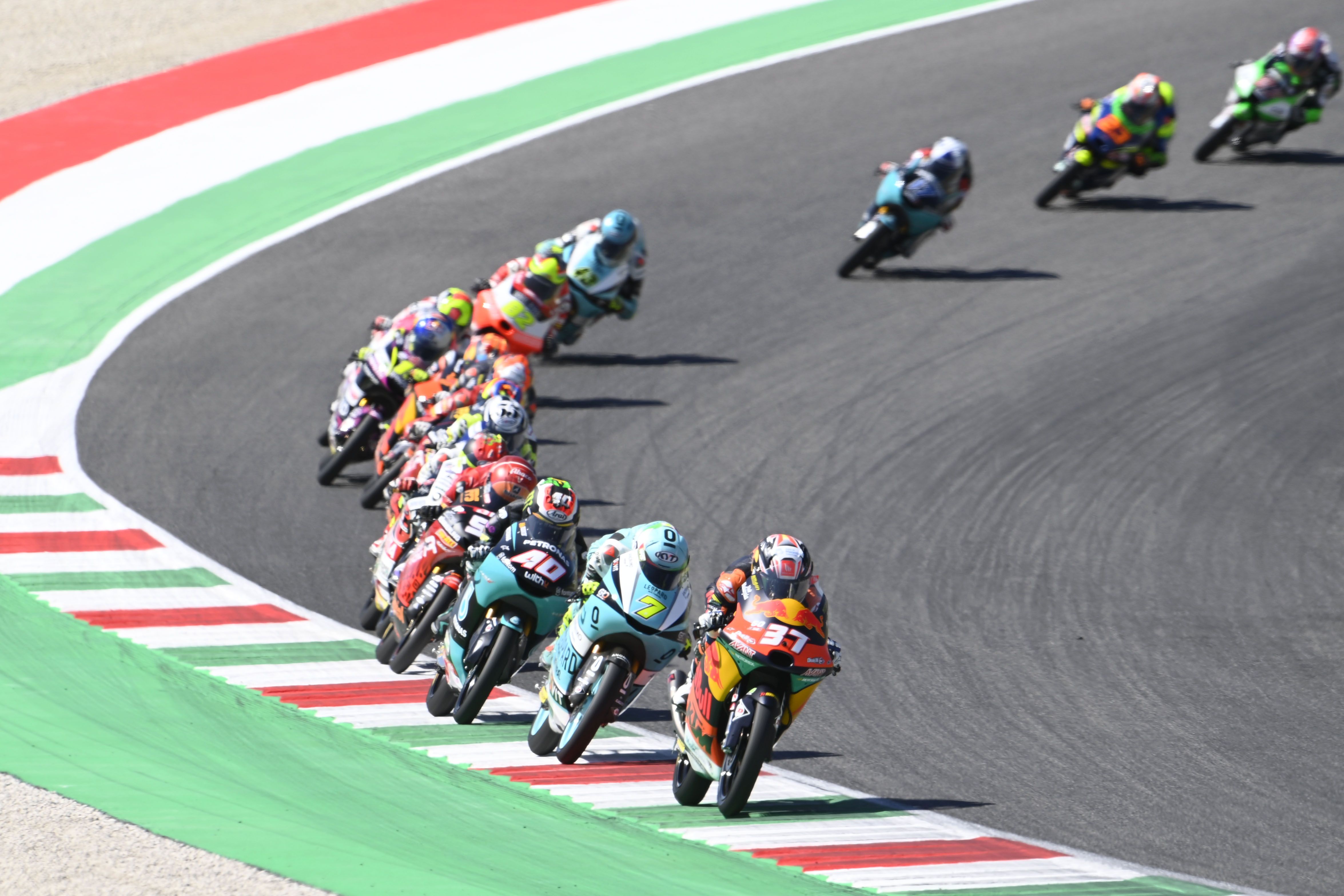 Pedro Acosta lidera la carrera ante Dennis Foggia y Darryn Binder