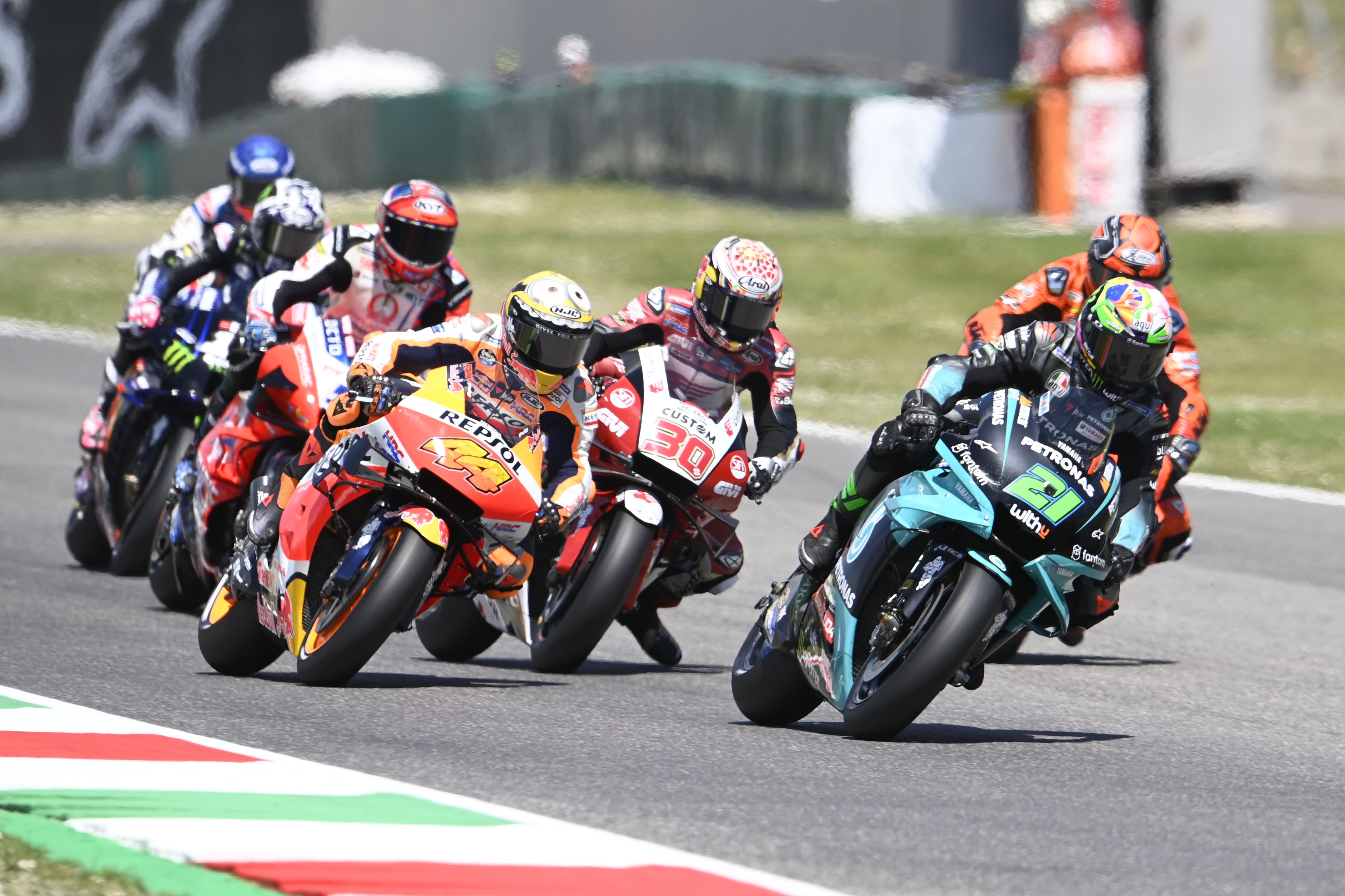 Takaaki Nakagami trata de pasar a Pol Espargaró a la espalda de Franco Morbidelli