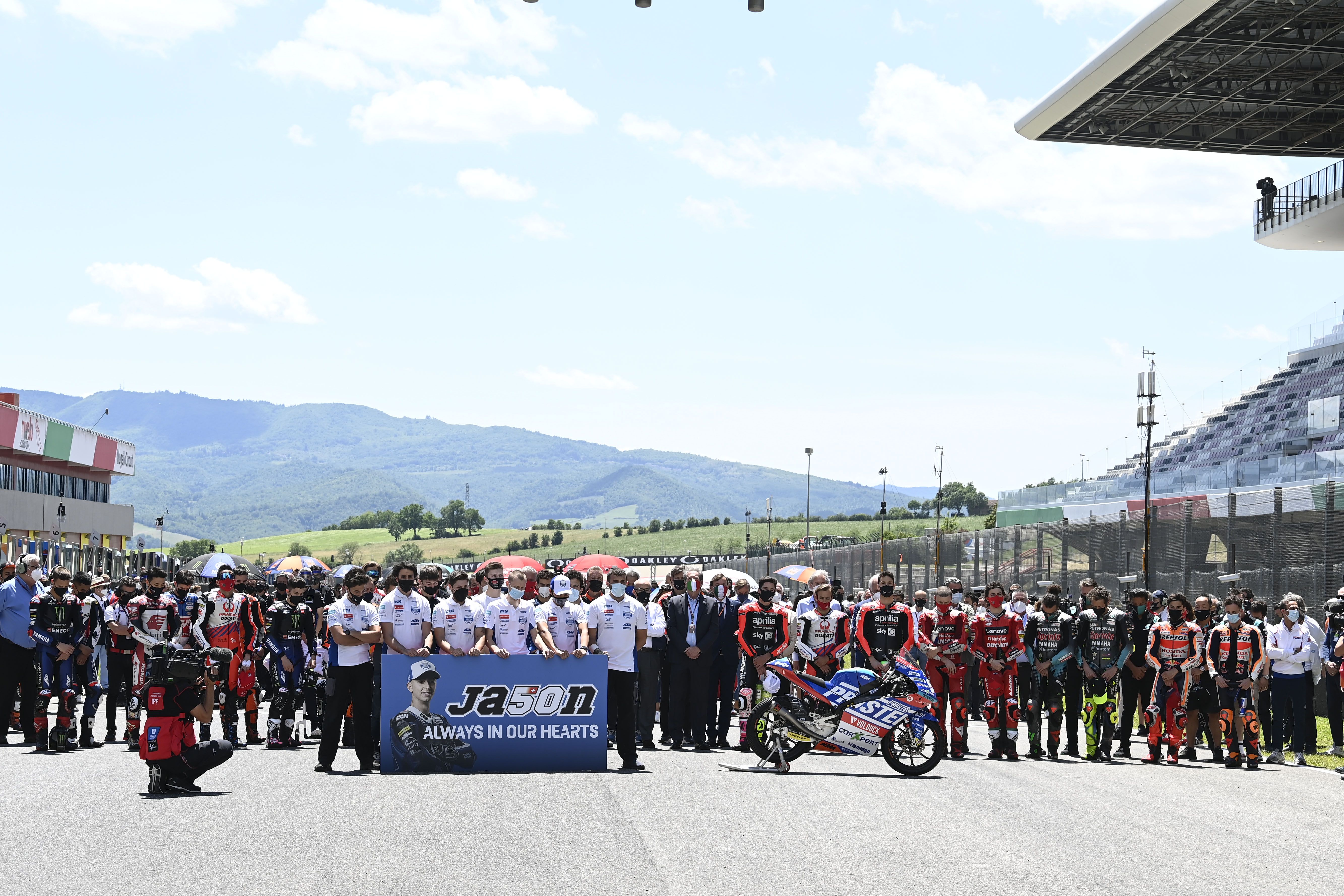 Todo el paddock reunido para despedir a Jason Dupasquier