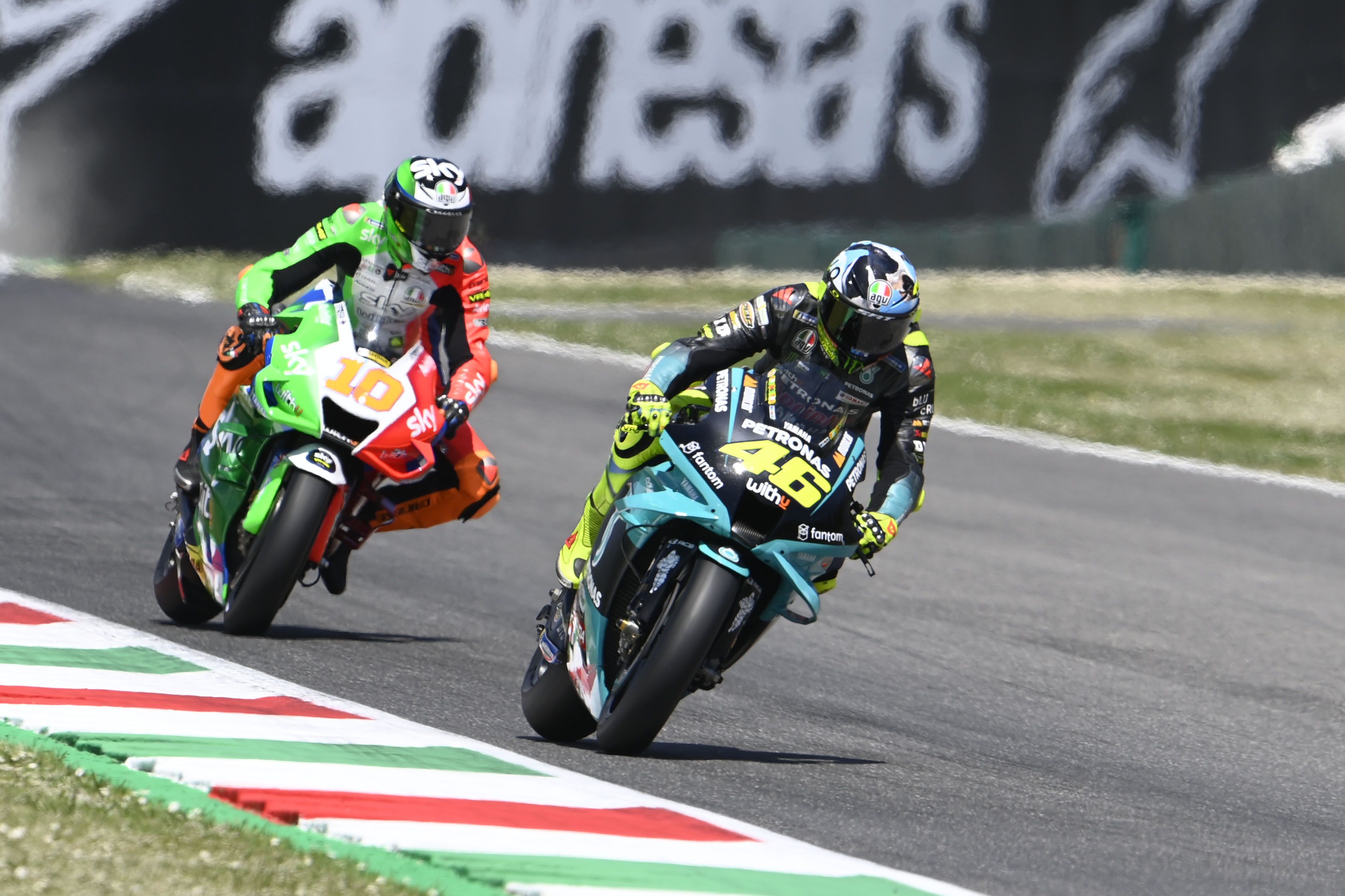 Valentino Rossi seguido por su hermano Luca Marini en Mugello