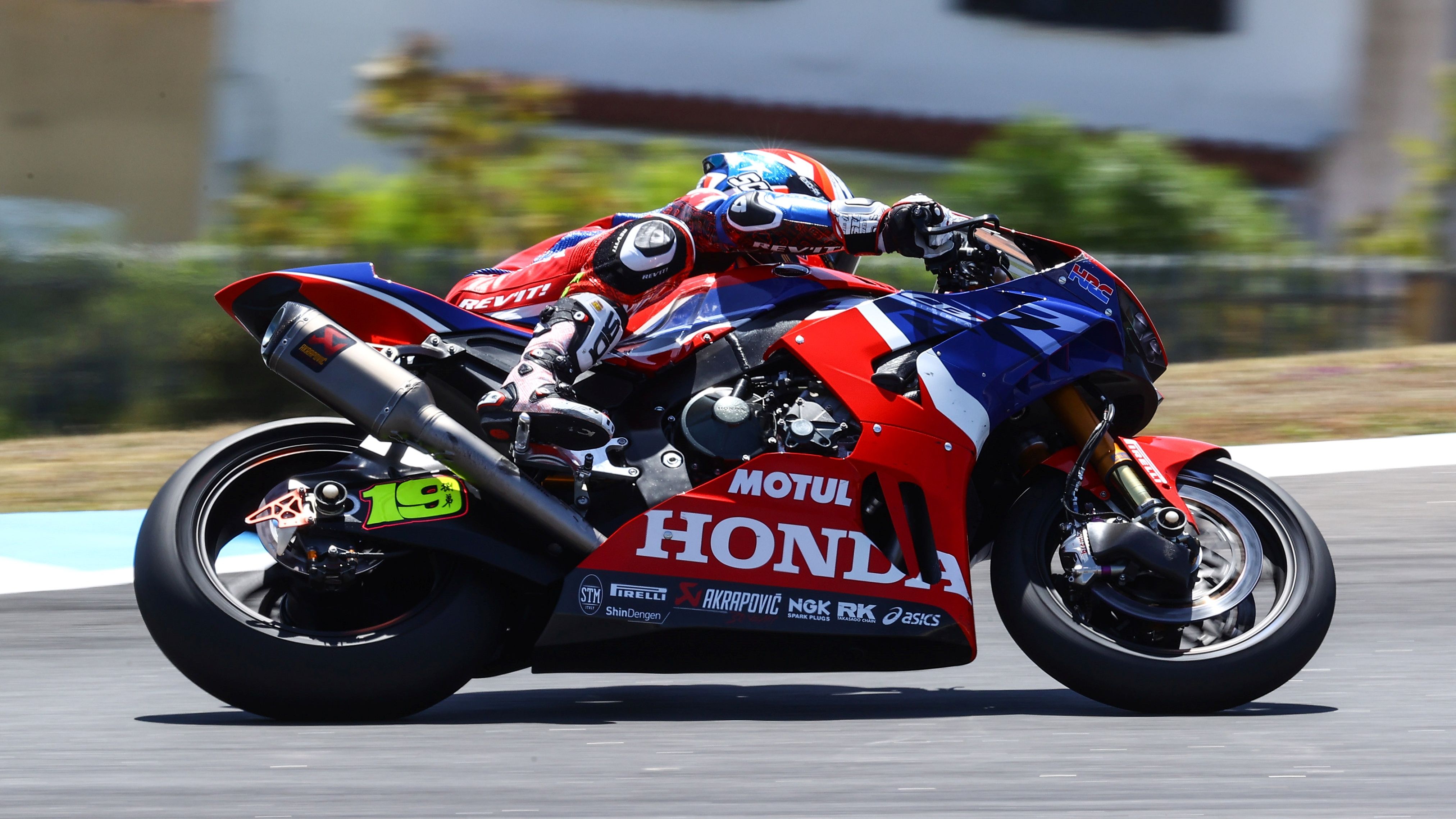 Álvaro Bautista tumbando su Honda