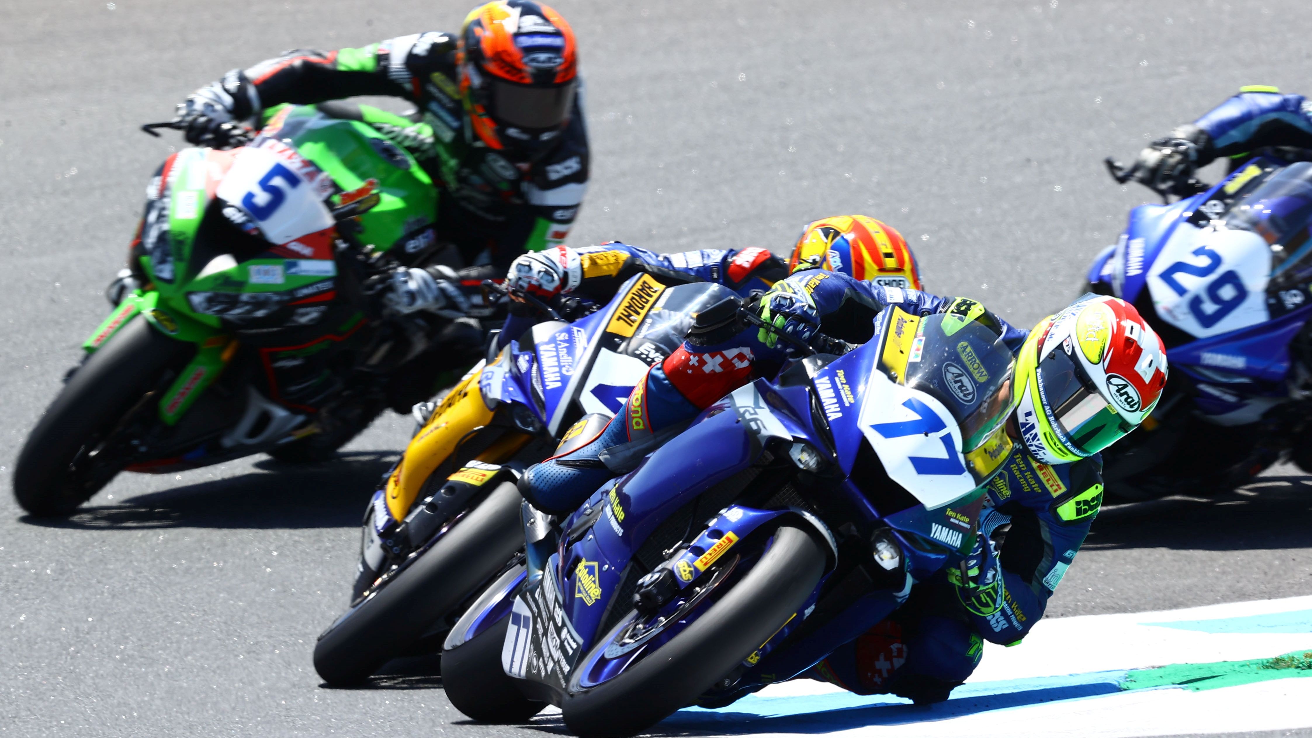 Dominique Aegerter lidera ante Steven Odendaal y Philipp Oettl