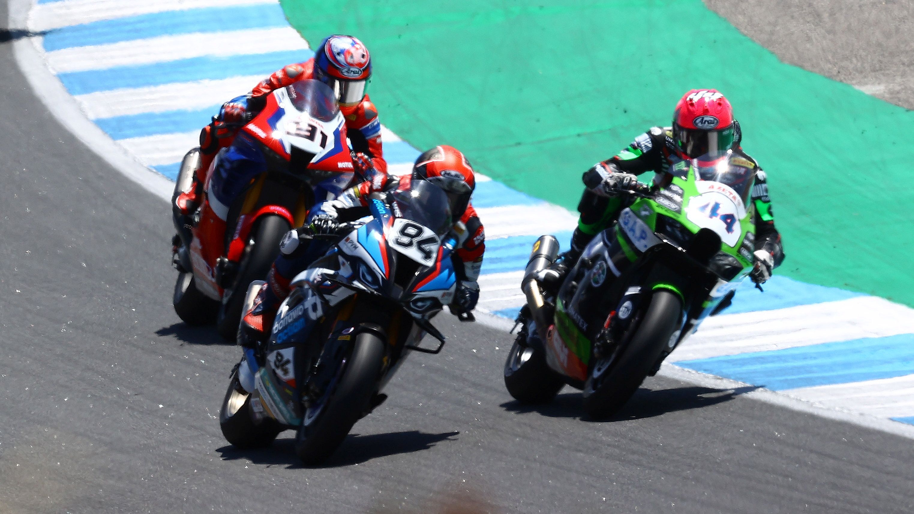 Jonas Folger y Lucas Mahias en paralelo ante la presencia de Leon Haslam