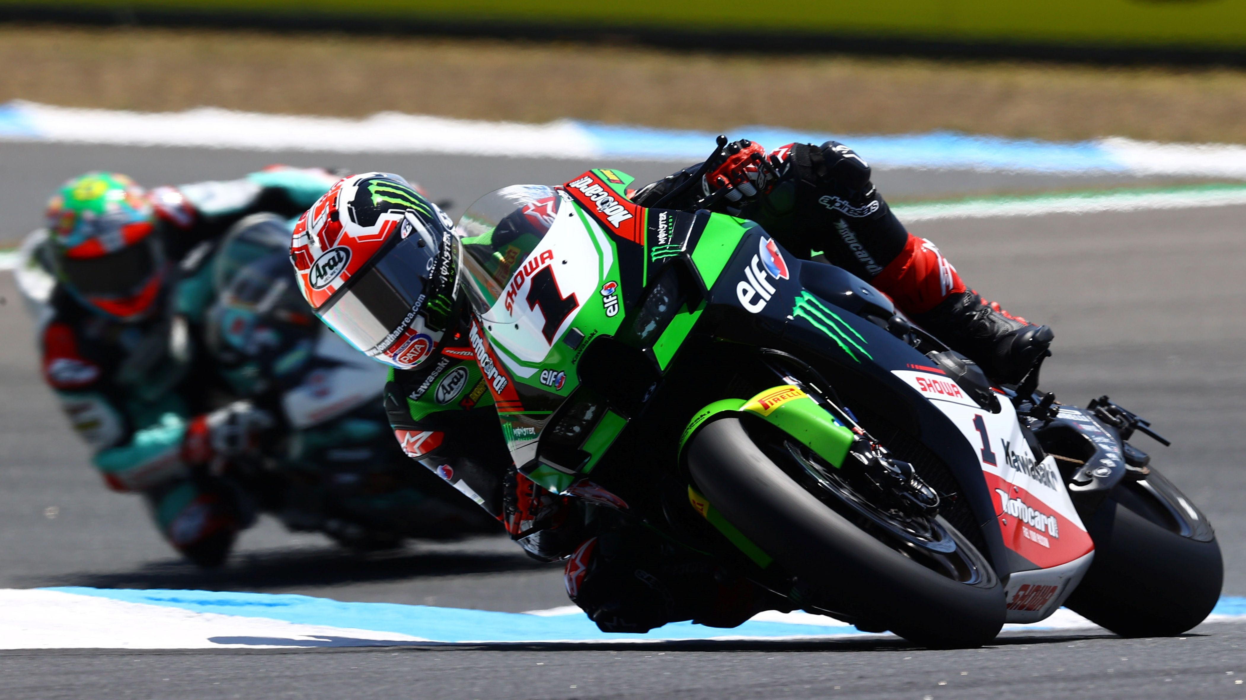 Jonathan Rea contiene en la distancia a Chaz Davies
