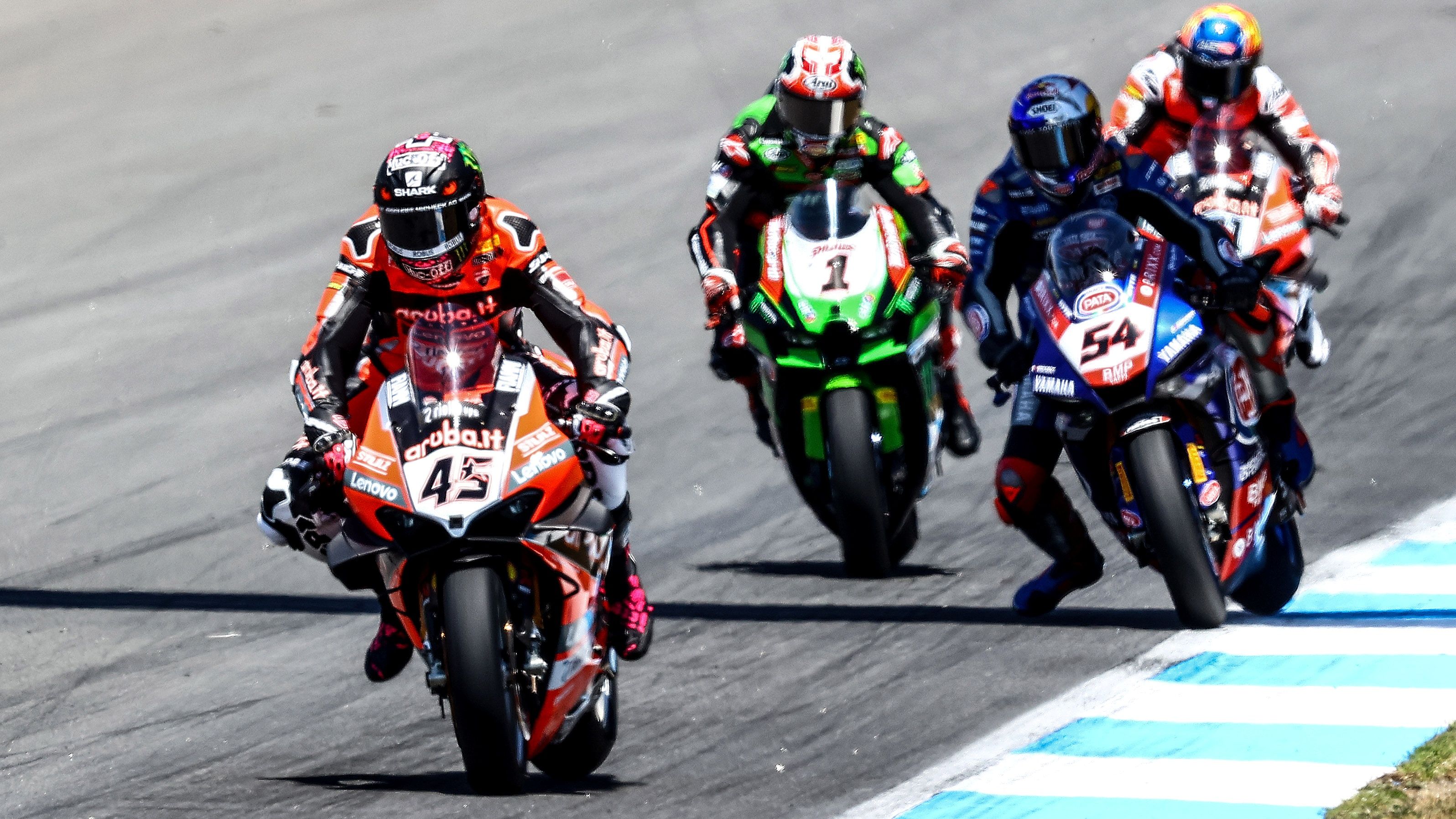 Scott Redding apura la frenada delante de Toprak Razgatlioglu, Jonathan Rea y Michael Rinaldi