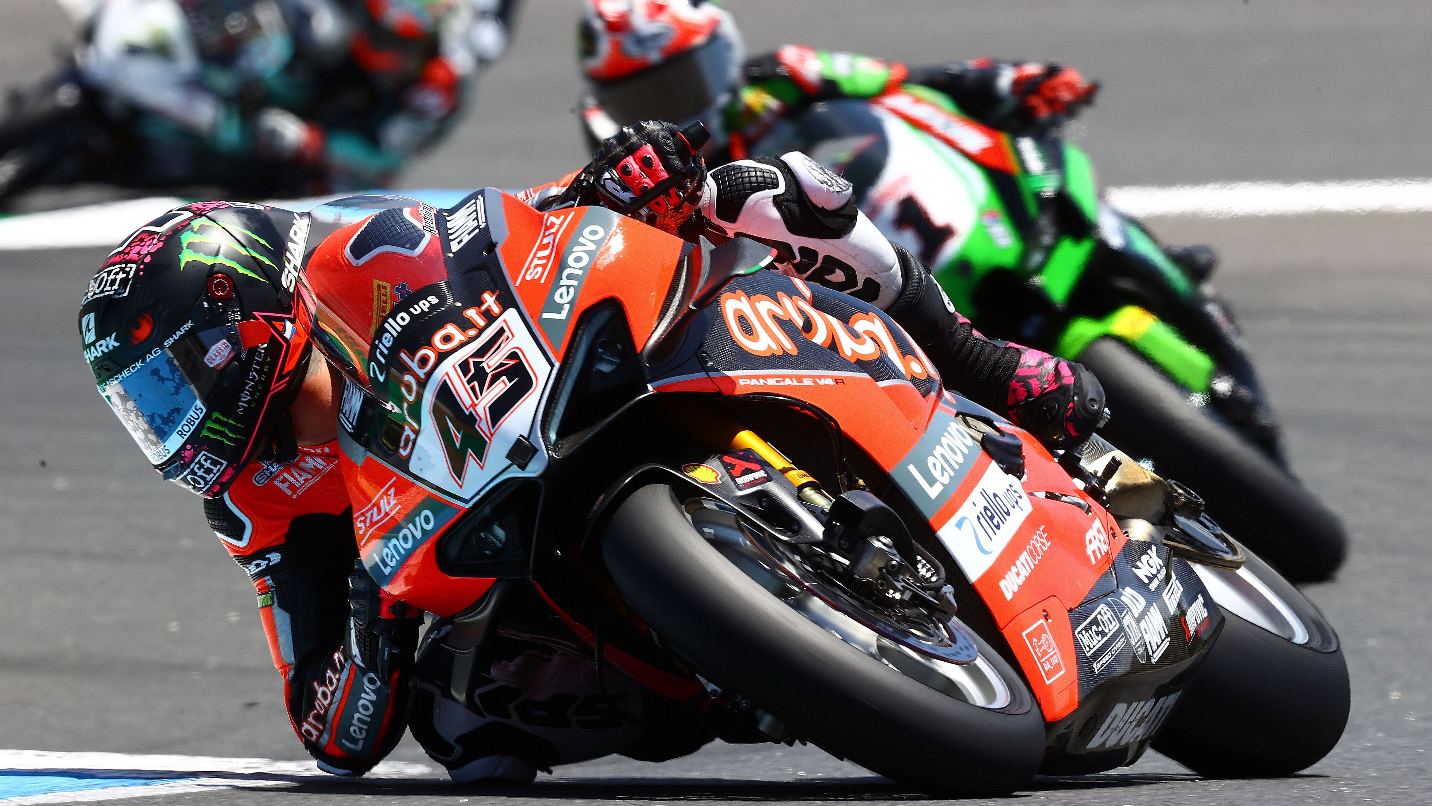 Scott Redding comanda ante Jonathan Rea con Chaz Davies al fondo
