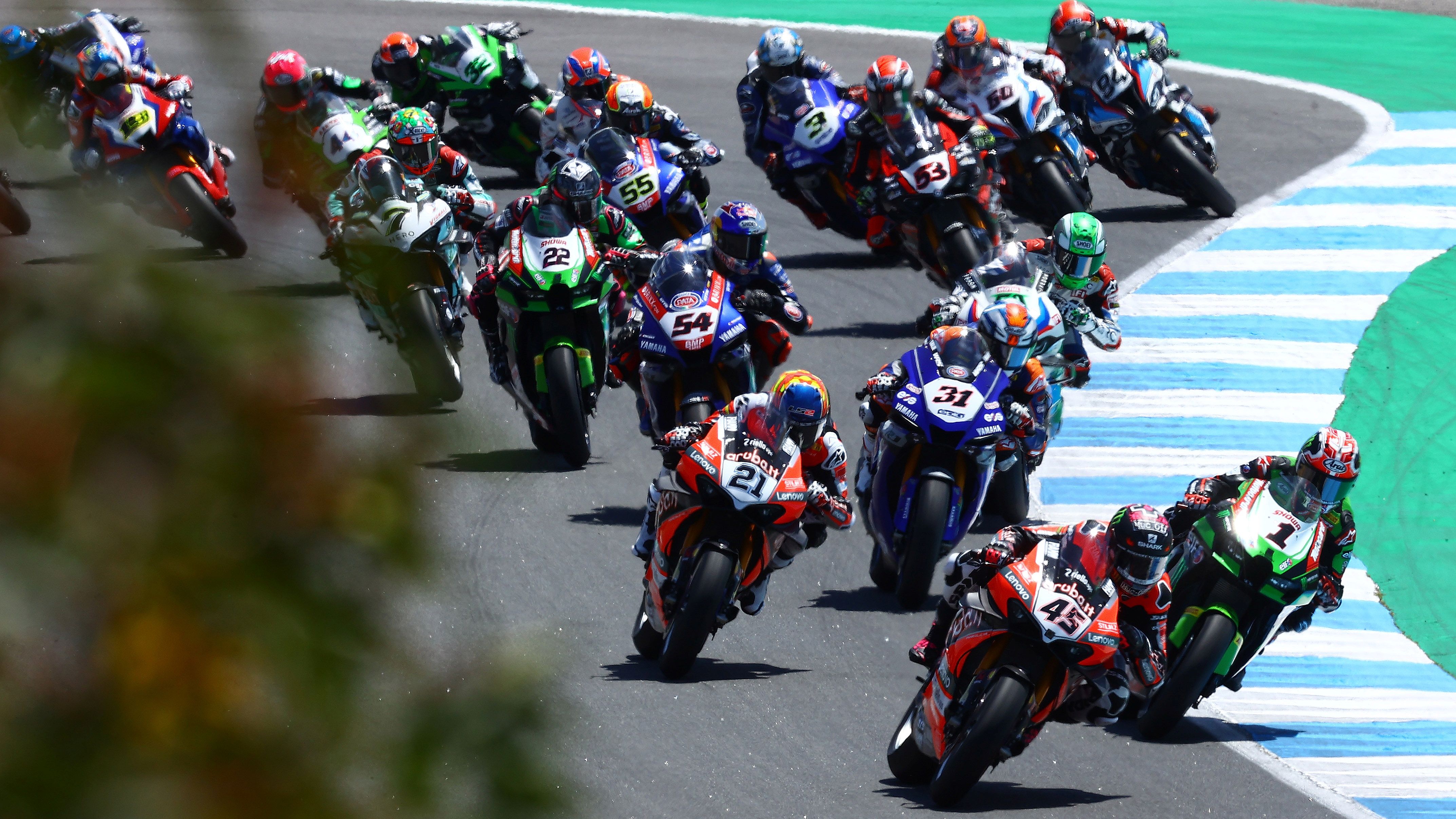 Scott Redding lidera el inicio de la carrera ante Jonathan Rea