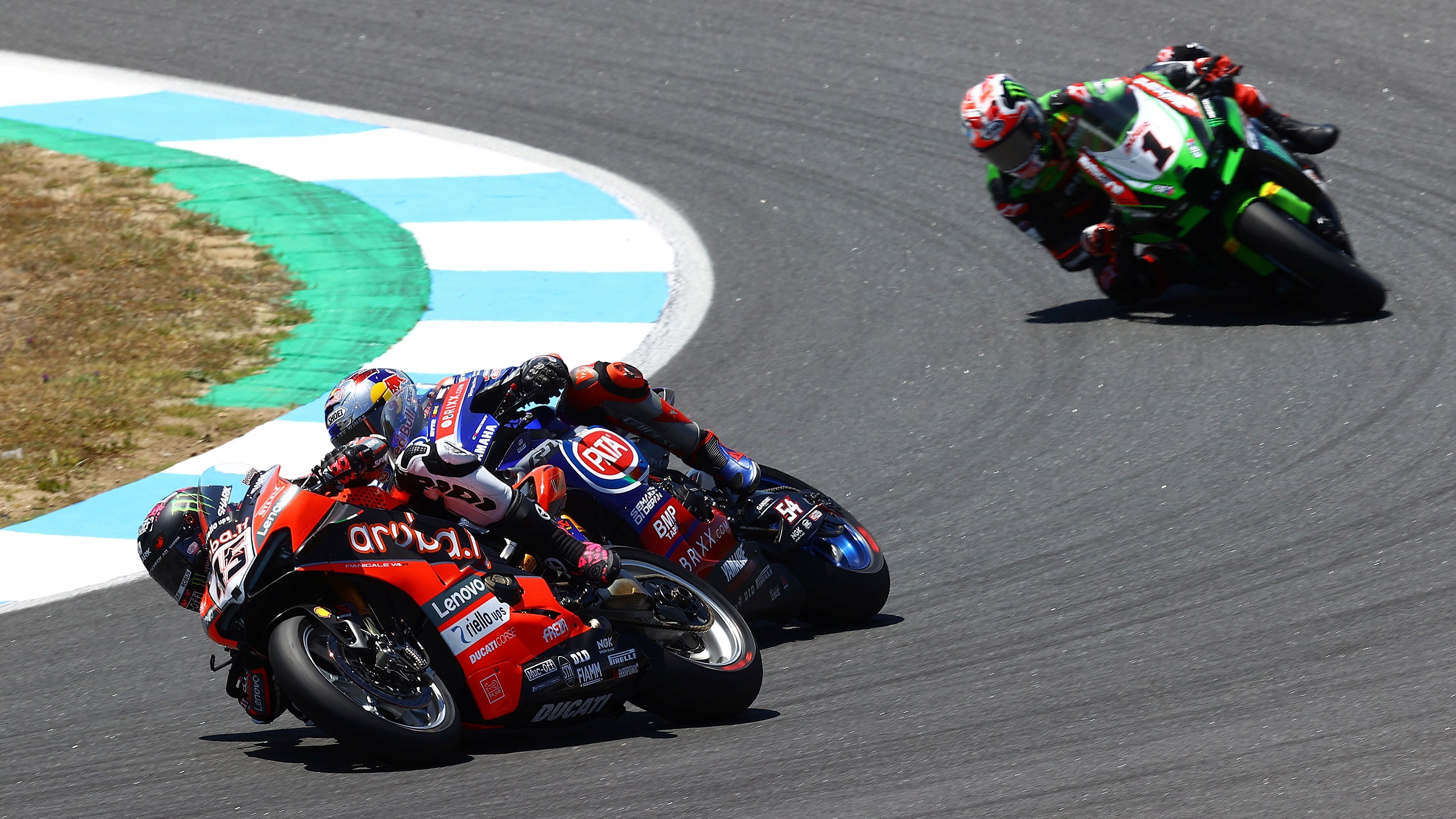 Scott Redding se defiende de Toprak Razgatlioglu con Jonathan Rea detrás