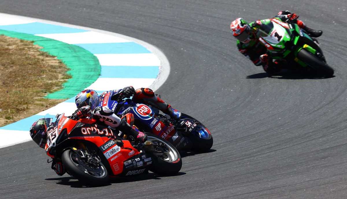 Scott Redding se defiende de Toprak Razgatlioglu con Jonathan Rea detrás