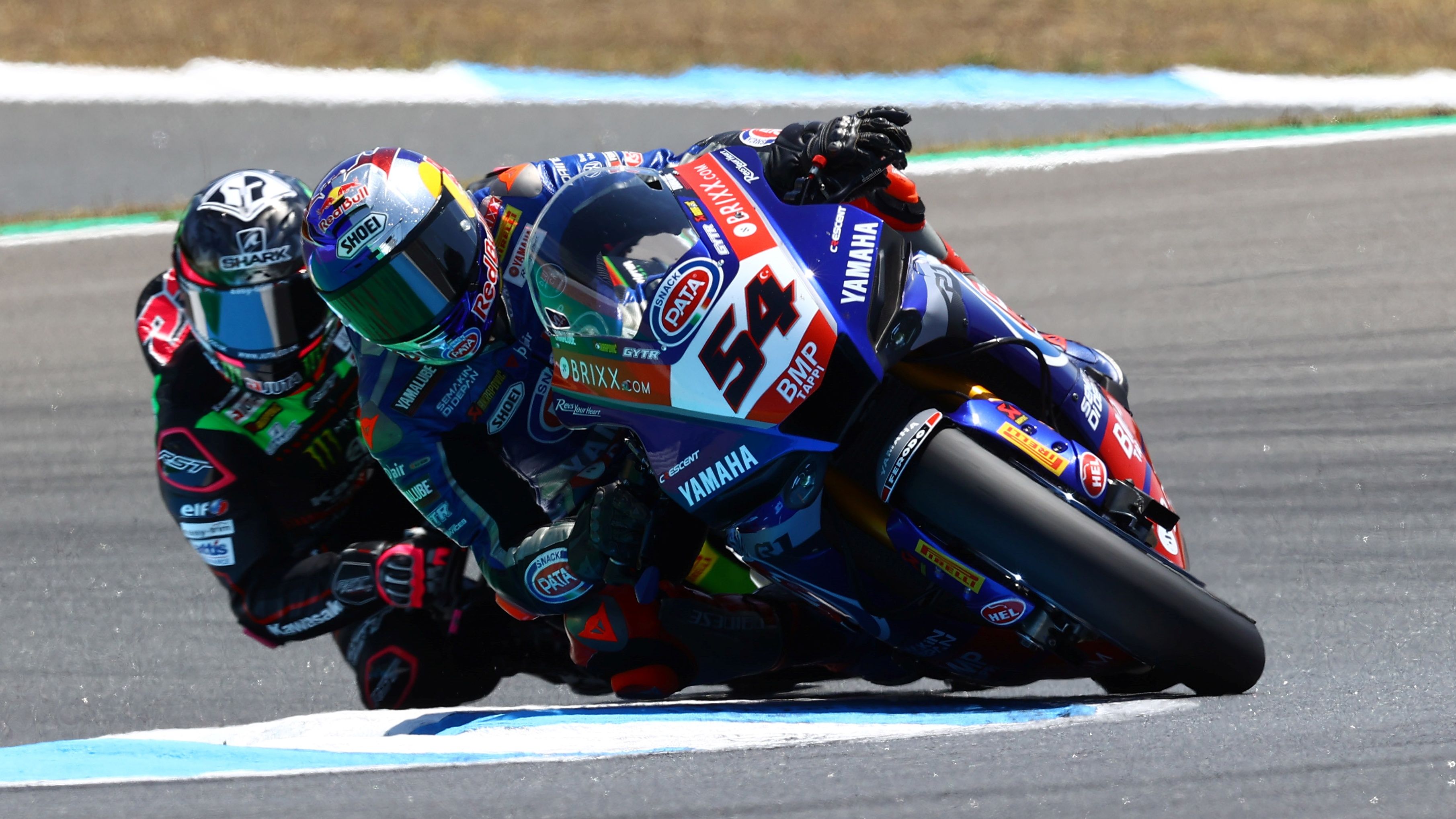 Toprak Razgatlioglu con Alex Lowes totalmente pegado