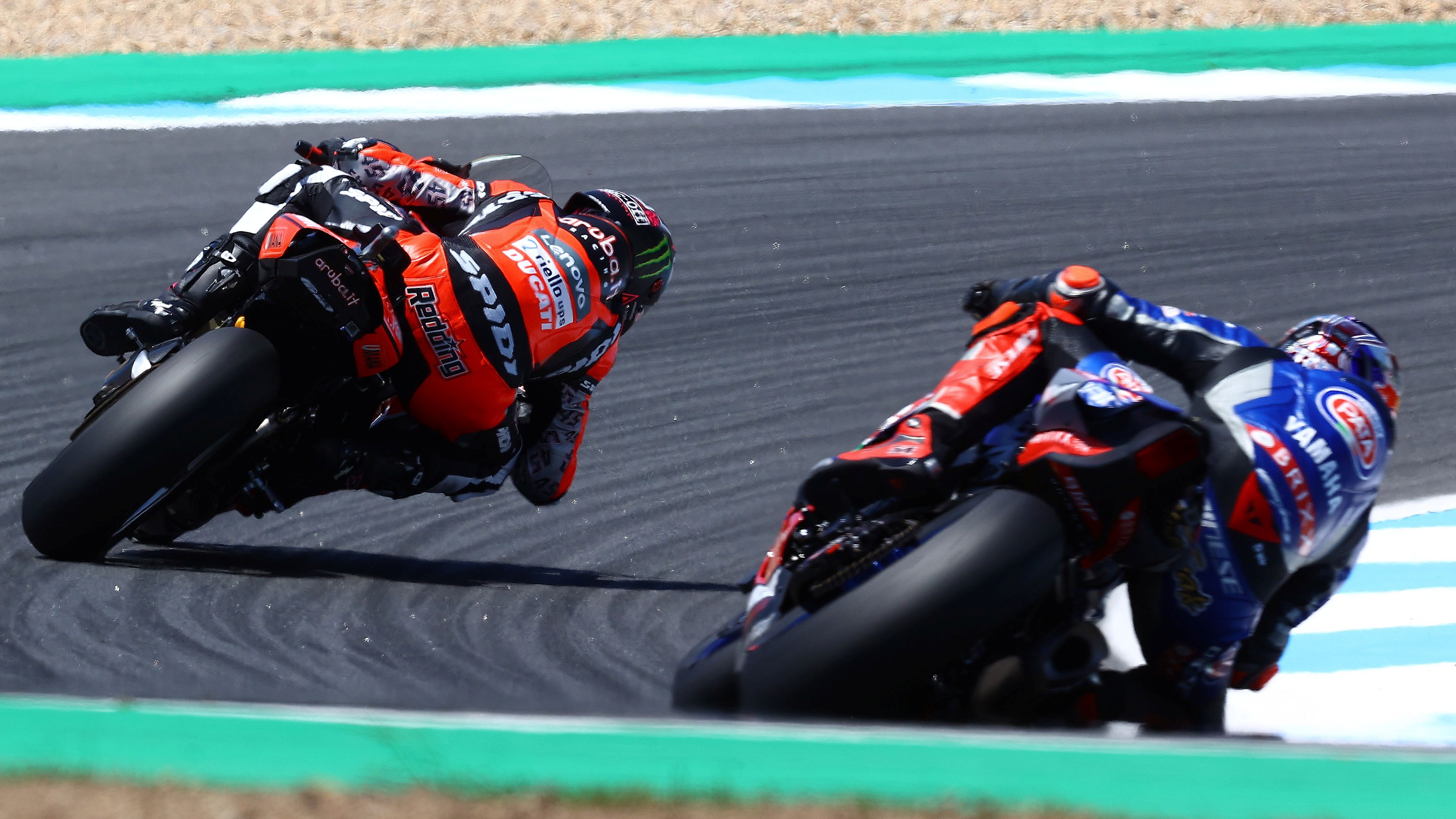 Toprak Razgatlioglu persigue a Scott Redding