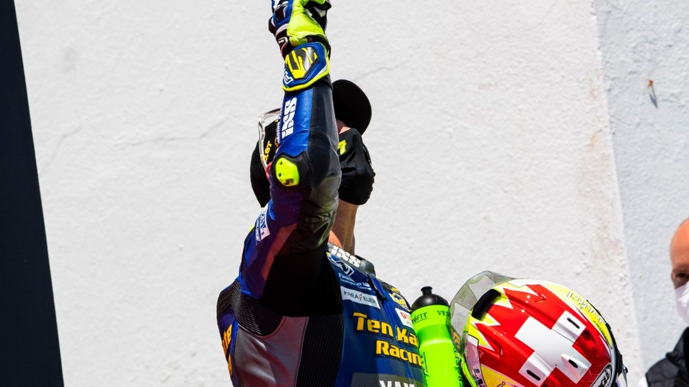 Dominique Aegerter dedica su primer triunfo en Supersport a Jason Dupasquier en lo que fue mucho más que una victoria.
