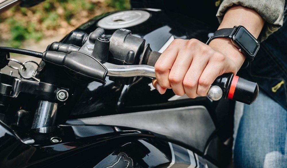 El cable del embrague de la moto se puede romper, pero es posible seguir conduciendo. Fuente: iStock/Boyloso