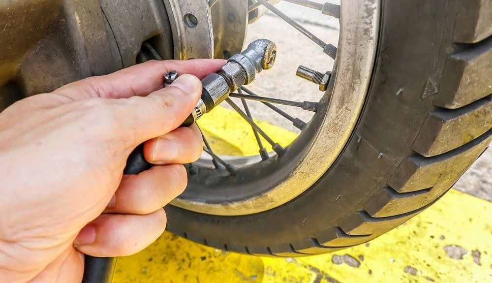 Bomba para inflar la rueda de una moto. Fuente: iStock/chingyunsong Bomba para inflar la rueda de una moto. Fuente: iStock/chingyunsong