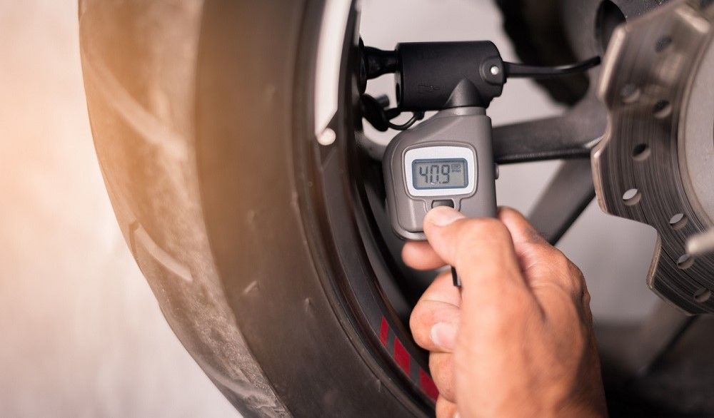 Midiendo la presión de la rueda antes de utilizar la bomba de aire. Fuente: iStock/freeman98589