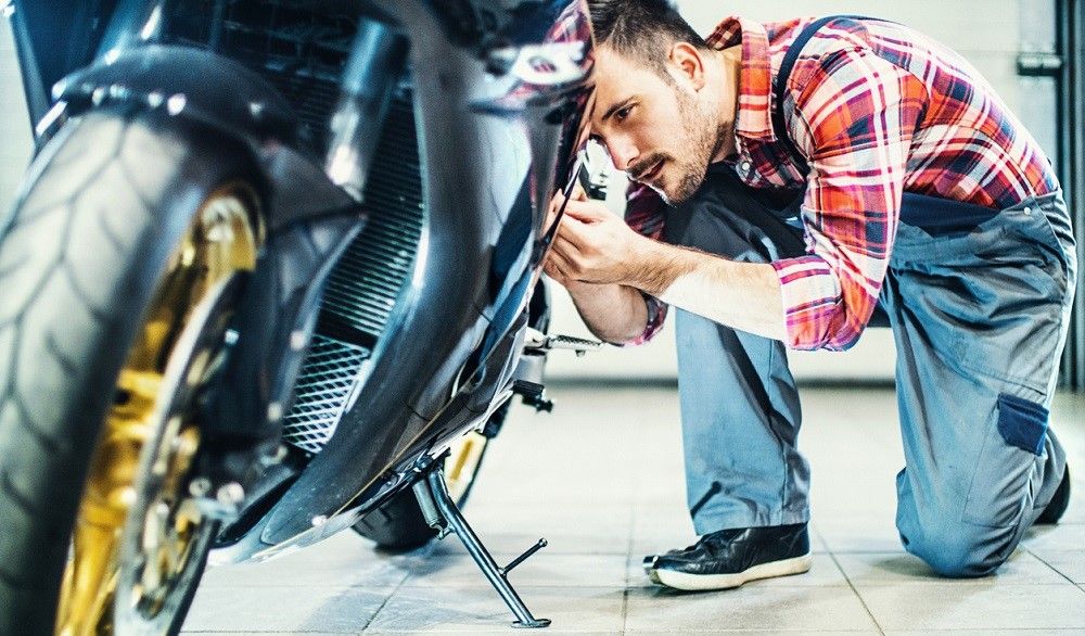 El tensor de la cadena no debe manejarse sin que la rueda trasera esté en el aire. Fuente: iStock/gilaxia