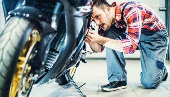 Cómo utilizar tensor de la cadena de la moto?